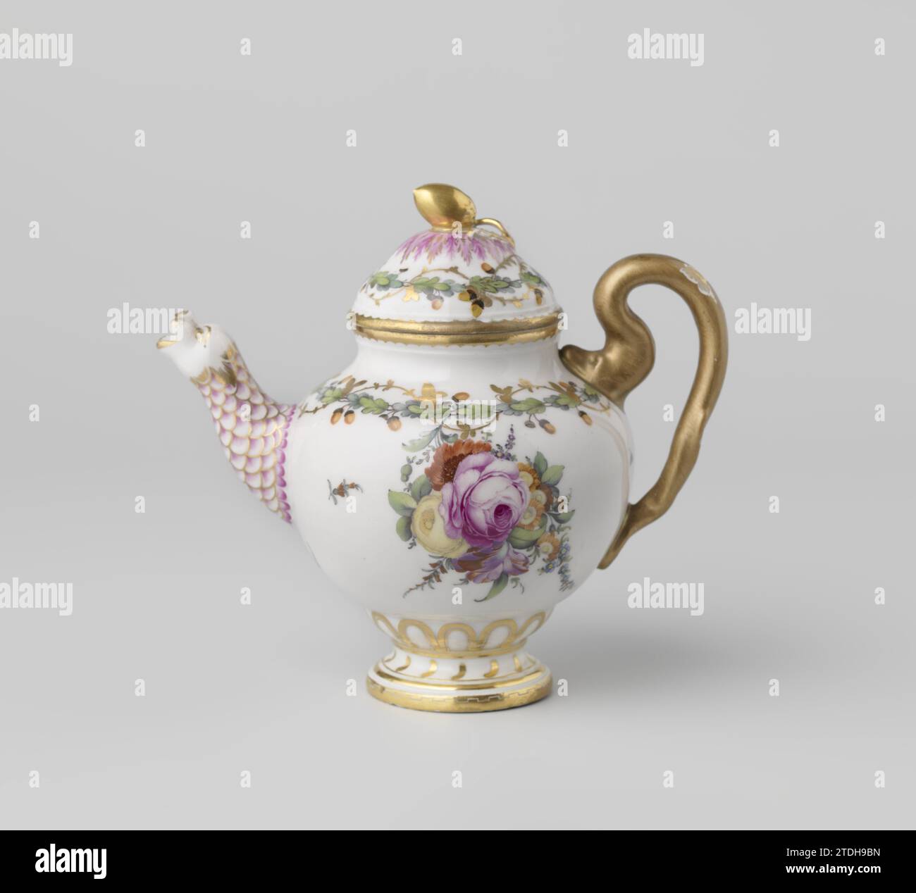 Teekanne, bemalt mit Blumensträußen, Manufaktur Oud-Loosdrecht, ca. 1778 - ca. 1782 Teekanne aus Porzellan. Auf rundem profiliertem Fuß, über dem Godrons im Relief mit vergoldeten Kanten. Das Ohr hat die Form einer vollständig vergoldeten Schlange, der Auslauf endet in einem teilweise vergoldeten Tierkopf und ist im Relief mit Schuppen verziert, die in Rübenrot und Gold bemalt sind. Auf der Schulter des Topfes ist ein Kranz aus Eichenblättern mit Eicheln in zwei Farben grün, grau und braun bemalt, von denen ein mehrfarbiger Blumenstrauß auf beiden Seiten abhängt. Durch den Kranz aus Eichenblättern, mit dem auch der Deckel verziert ist, eine Kleie Stockfoto