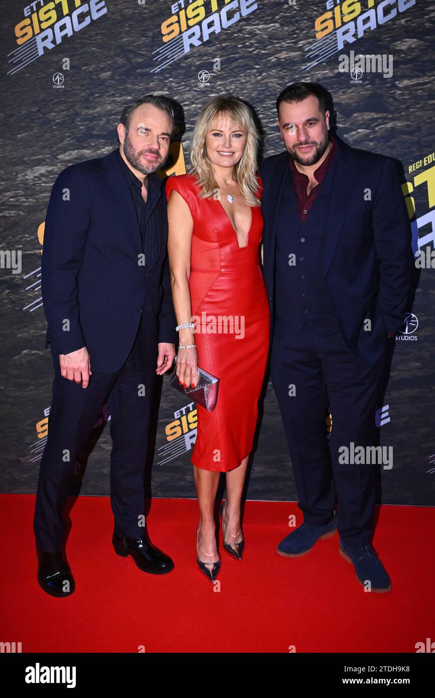 Stockholm, Schweden. Dezember 2023. David Hellenius, Malin Åkerman und Edward af Sillén kommen am 18. Dezember 2023 zur Galapremiere des Films „Ett sista Race“ (ein letztes Rennen) im Saga cineama in Stockholm, Schweden. Foto: Claudio Bresciani/TT/Code 10090 Credit: TT News Agency/Alamy Live News Stockfoto