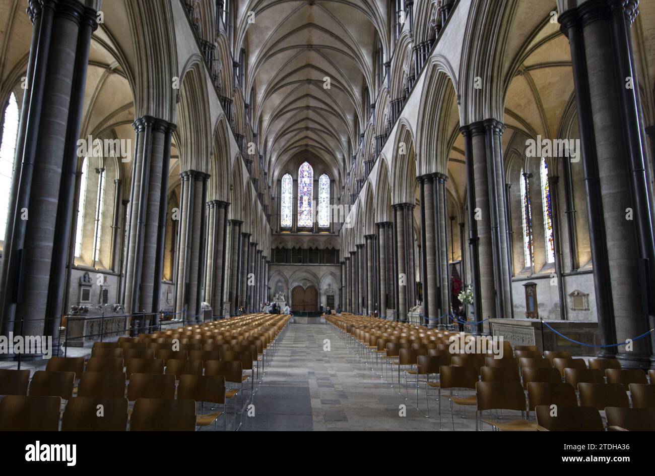 Das Innere des Kirchenschiffs der Salisbury Cathedral von Osten. Gebaut zwischen 1220-1258 Stockfoto