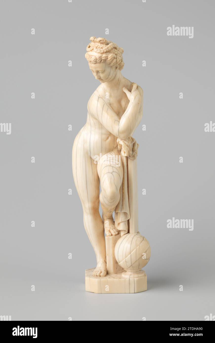 Astronomie, Venus Urania, anonym, 1700 - 1900 stehende junge Frau in kontrapposto, mit erhobenem linksem Bein, gestützt auf einen gedrehten dreieckigen Block; daneben eine Kugel und auf dem Block ein großes Regal, auf dem die Frau ihre linke Hand stützt. Ein Vorhang um ihn herum. Ihre rechte Hand liegt auf der linken Schulter, der Kopf ist nach rechts benutzt. Das ganze steht auf einem integrierten quadratischen Sockel mit gedrehten Ecken. Die Statue geht auf Giambolognas Bronze-Astronomie zurück (oder: Venus Urania, ca. 1575, Original 38,8 cm hoch, Kunsthistorisches Museum, Wien, Inv. Nein PL 5893). Dieppe Elfenbein stehende junge Frau in Co Stockfoto