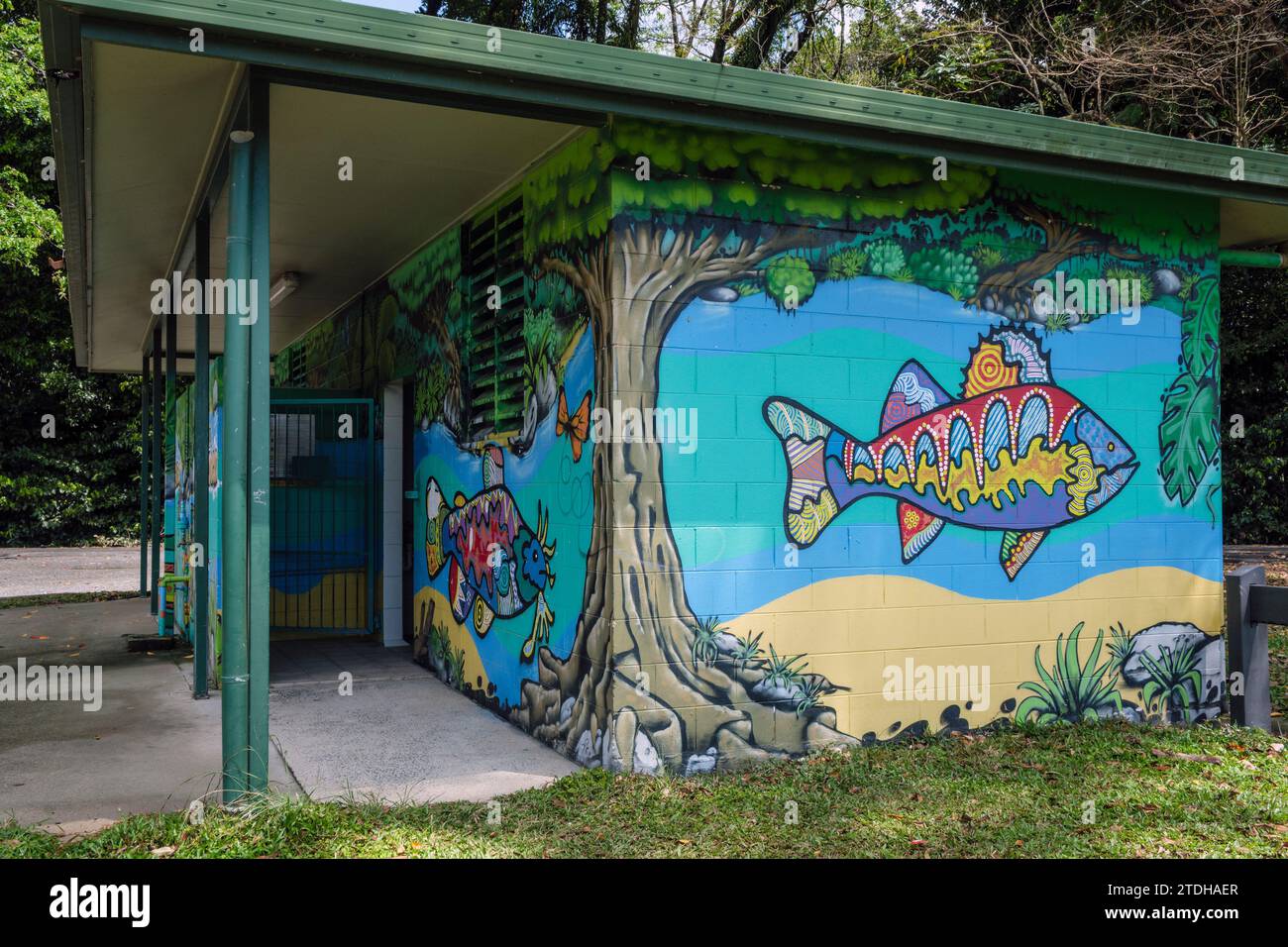 Öffentliche Toiletten, gemalt von einheimischen Künstlern mit Tierwelt in Queensland, Rotary Park, Mossman, Queensland, Australien Stockfoto