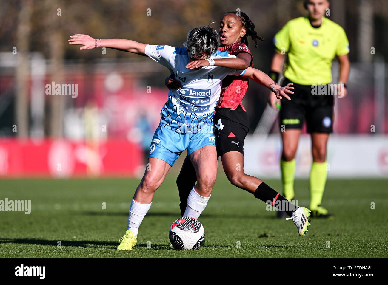 Mailand, Italien. Dezember 2023. Mailand, Italien, 16.12.23: Claudia Mauri (8 Neapel) und Emelne Laurent (24 AC Milan) während des Spiels Der Frauen Serie A zwischen AC Mailand und Neapel im Vismara Sports Center in Mailand, Italia Soccer (Cristiano Mazzi/SPP) Credit: SPP Sport Press Photo. /Alamy Live News Stockfoto