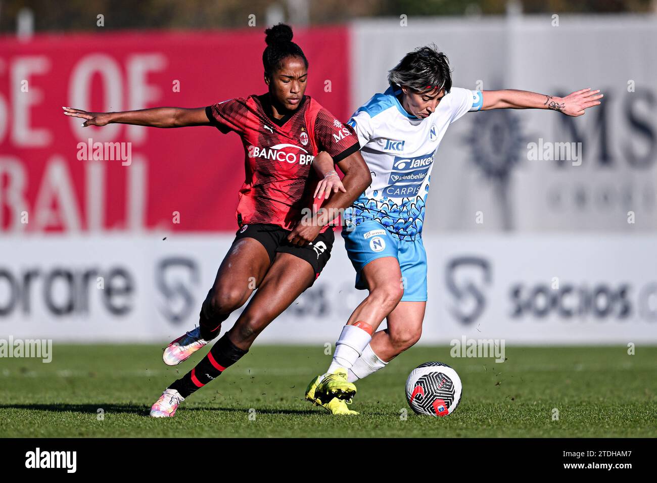 Mailand, Italien. Dezember 2023. Mailand, Italien, 16.12.23: Chante Dompig (99 AC Milan) und Claudia Mauri (8 Neapel) während des Spiels Der Serie A Der Frauen zwischen dem AC Mailand und Neapel im Vismara Sports Center in Mailand, Italia Soccer (Cristiano Mazzi/SPP) Credit: SPP Sport Press Photo. /Alamy Live News Stockfoto