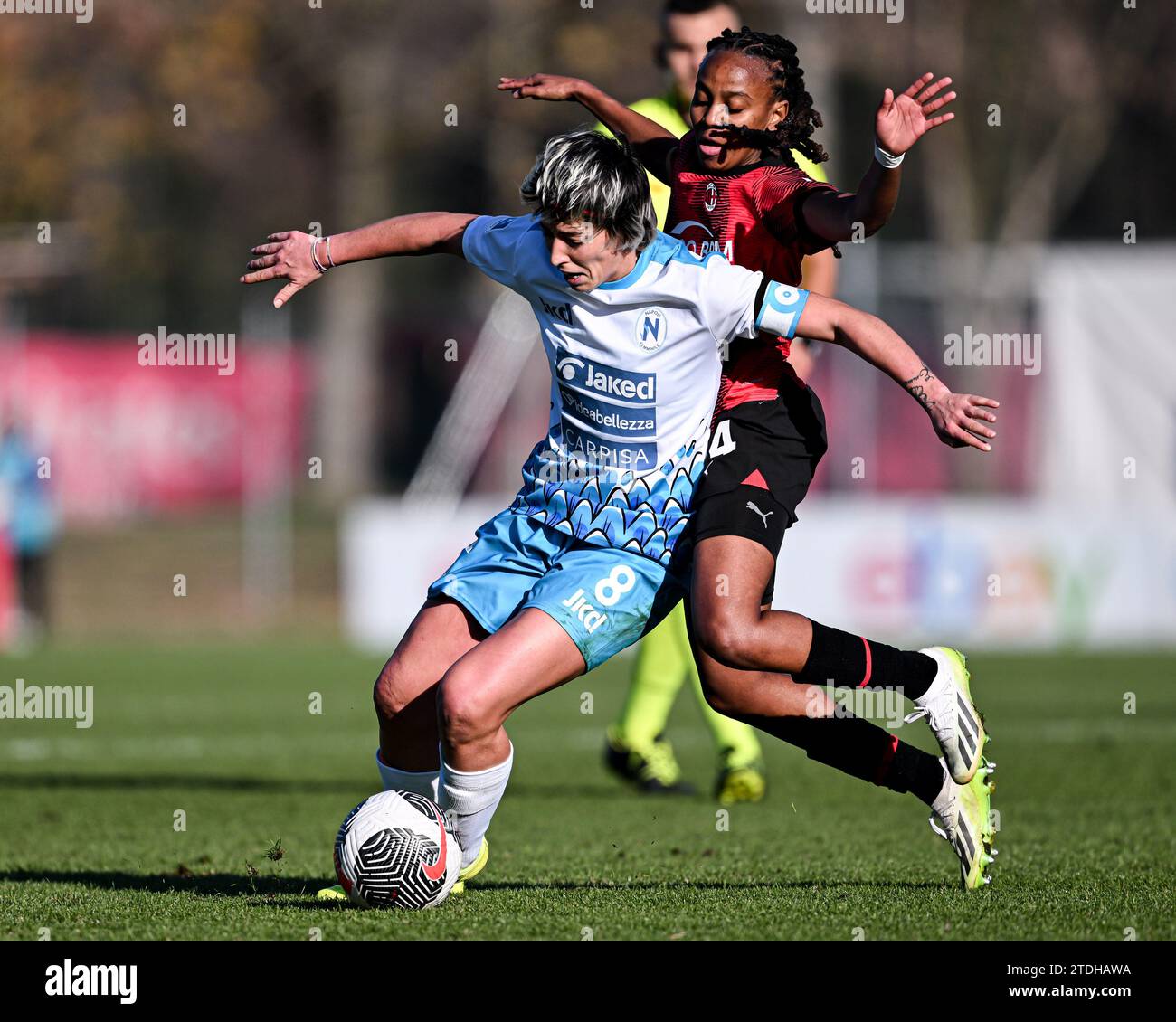 Mailand, Italien. Dezember 2023. Mailand, Italien, 16.12.23: Claudia Mauri (8 Neapel) und Emelne Laurent (24 AC Milan) während des Spiels Der Frauen Serie A zwischen AC Mailand und Neapel im Vismara Sports Center in Mailand, Italia Soccer (Cristiano Mazzi/SPP) Credit: SPP Sport Press Photo. /Alamy Live News Stockfoto