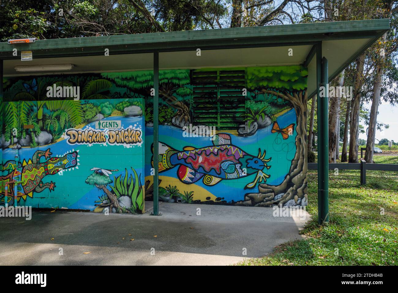 Öffentliche Toiletten, gemalt von einheimischen Künstlern mit Tierwelt in Queensland, Rotary Park, Mossman, Queensland, Australien Stockfoto