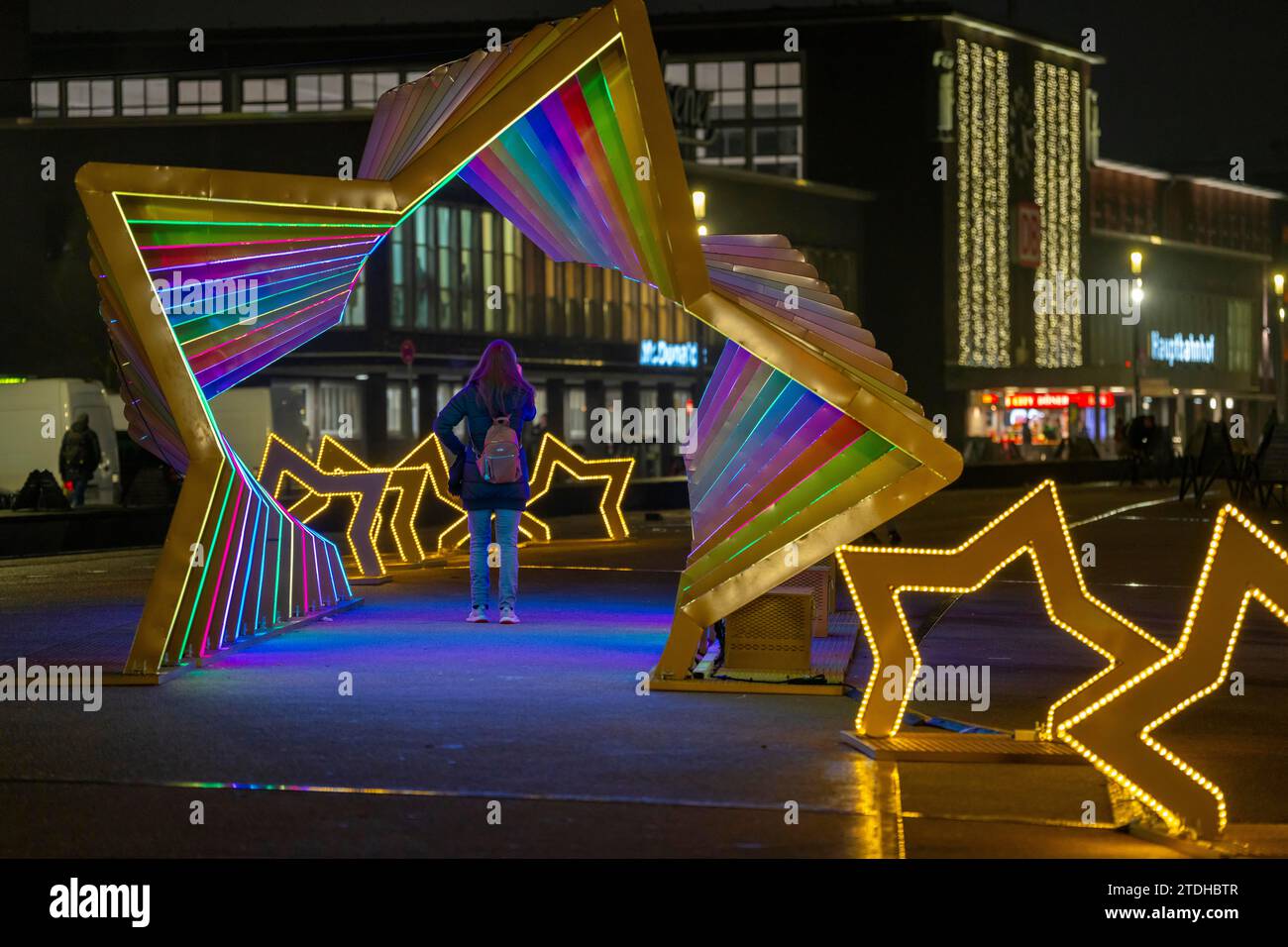 Vorweihnachtszeit, Portsmouthplatz, Bahnhofsvorplatz, begehbare Lichtinstallation in Form von Sternen, Weihnachtsbeleuchtung, Duisburg, NRW, Deutschland Stockfoto