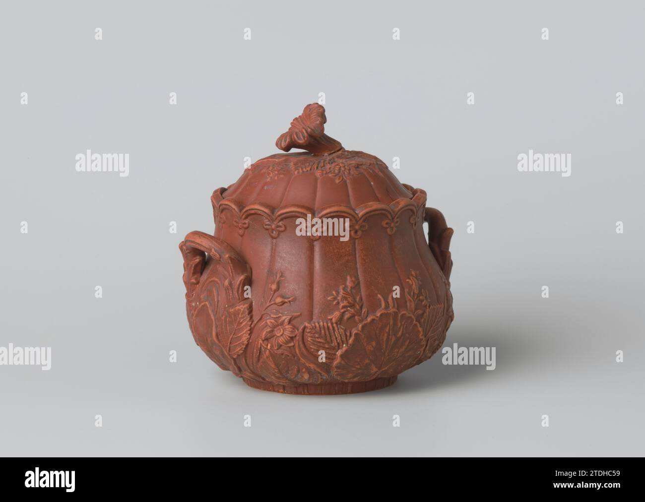 Deckel, gewellt, mit Blüten und Blättern im Relief, anonym, ca. 1400 - ca. 1950 Deckel aus Terrakotta. Der geschwungene Körper mit Blüten und Blättern im Relief. Der gekrümmte, gewellte Deckel wird von einem blumenförmigen Knopf gekrönt. Deutschland Terrakotta (Tonmaterial) Deckel aus Terrakotta. Der geschwungene Körper mit Blüten und Blättern im Relief. Der gekrümmte, gewellte Deckel wird von einem blumenförmigen Knopf gekrönt. Terrakotta (Tonmaterial) in Deutschland Stockfoto