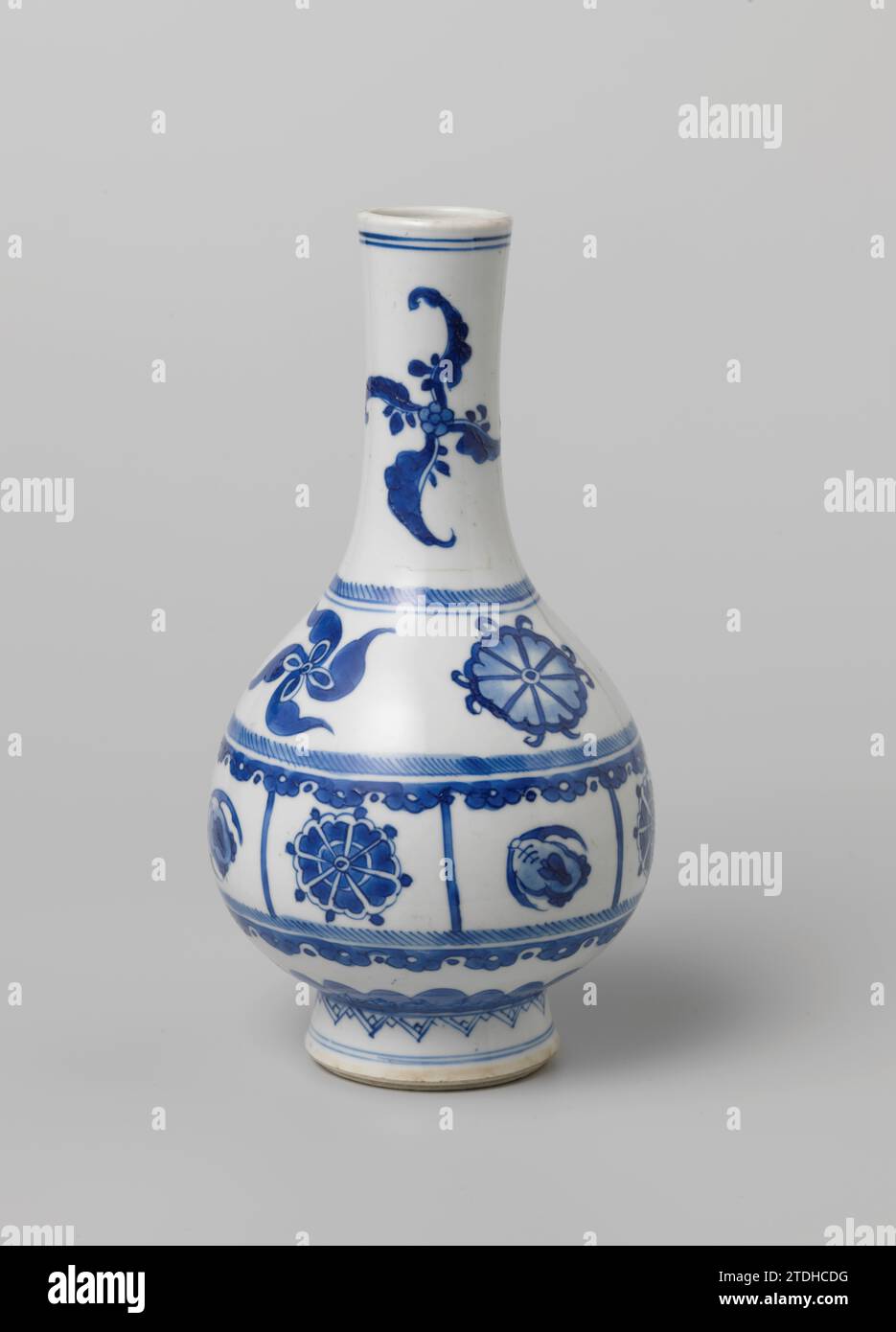 Birnenförmige Flaschenvase mit glückverheißenden Symbolen und stilisierten Blumen, anonym, ca. 1680 - ca. 1720 Flaschenförmige Vase aus Porzellan mit birnenförmigem Korpus und langem Hals, blau lackiert. Auf dem Bauch zwei Reifen in Gänge mit Glückssymbolen (Chakra) und stilisierten Blumen, getrennt durch zwei Zierreifen. Am Hals zweimal eine stilisierte Blume. Um den Fuß ein Band mit erhöhten Blattmotiven. Ein dekorativer Reifen am Fuß. Blau Weiß. Porzellan. Glasur. Kobalt-(Mineral-)Malerei / Glasur Flaschenförmige Vase aus Porzellan mit birnenförmigem Korpus und langem n Stockfoto