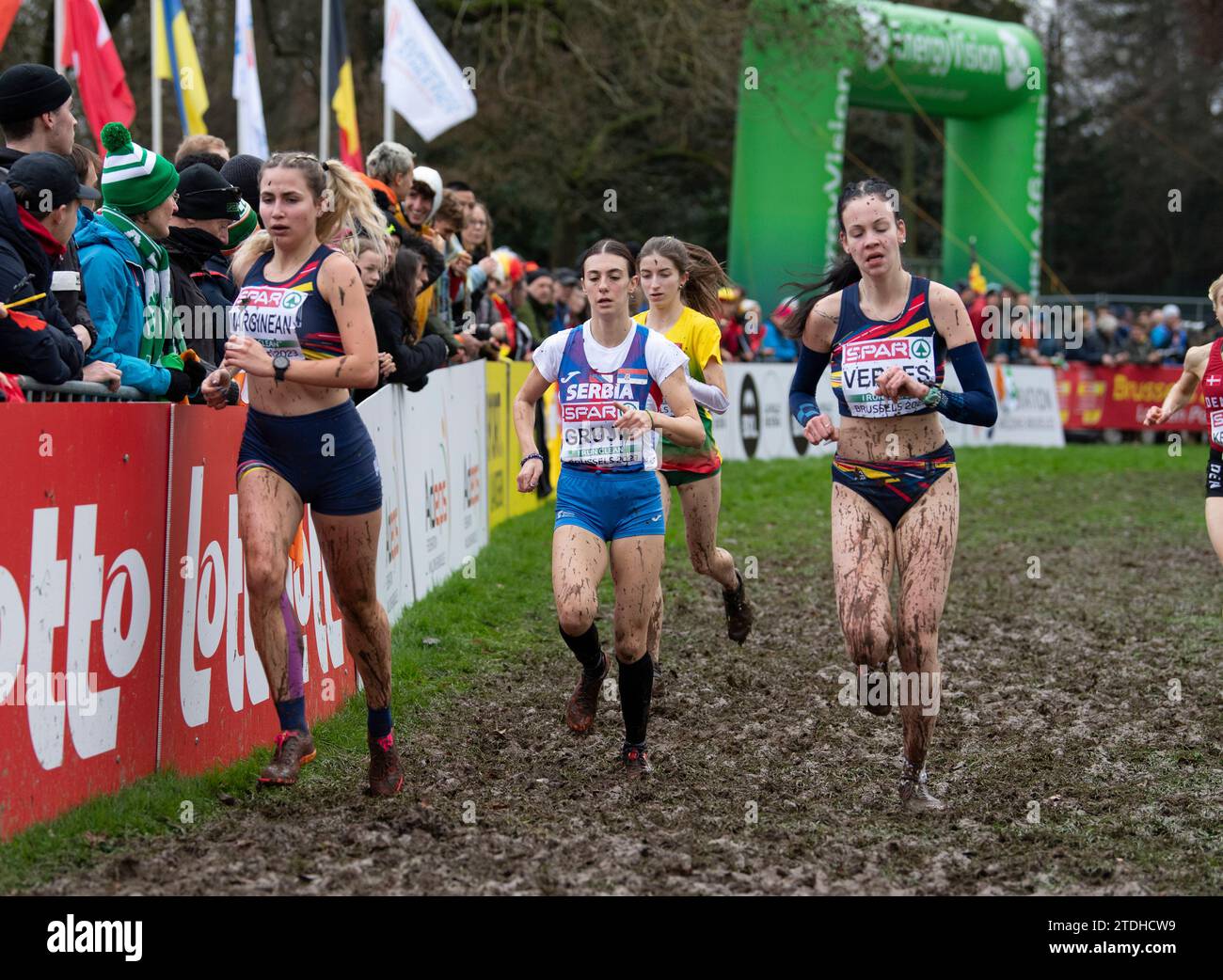 Die serbische Natalija Grujić trat am 10. Platz im U20-Frauenrennen bei der SPAR-Cross-Country-Europameisterschaft im Laeken Park in Brüssel an Stockfoto