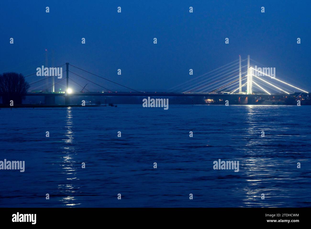 Rheinbrücke Neuenkamp, Autobahn A40, hinter dem ersten Teil des neuen Brückenbaus, in Betrieb, vorne beleuchtet, die alte Autobahn bridg Stockfoto