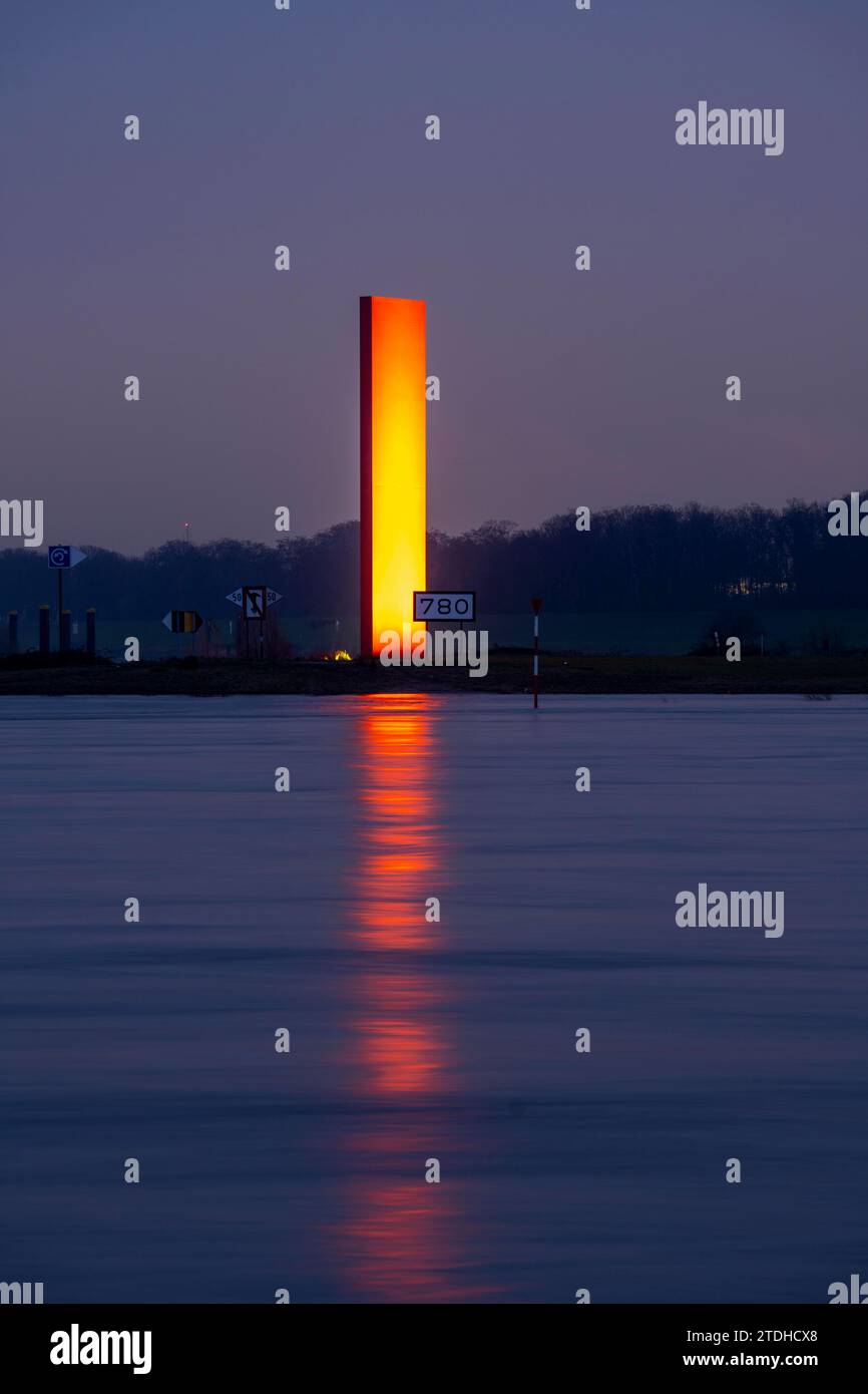 Skulptur Rheinorange, an der Mündung des Ruhrgebiets in den Rhein, orangefarbene symbolische Stahlplatte, am Rheinkilometer 780, Duisburg, NRW, Deutschland, Stockfoto