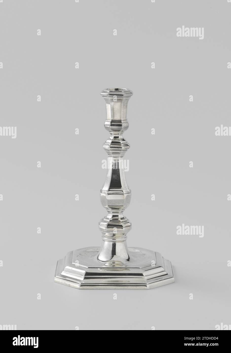 Kerzenhalter mit balusterförmigem Stamm und quadratischem Sockel mit abgeschrägten Ecken, Pieter de Keen (zugeschrieben), Kerzenhalter 1718 Silber. Die quadratische, profilierte, verjüngende Basis hat abgeschrägte Ecken und Ruhe auf einer rechten Basis. In der flachen Oberseite befindet sich ein runder Boden, von dem der ebenfalls runde, eingearbeitete, durch einen Ring aus dem Fuß steigt. Der balusterförmige Stamm und der vasenförmige Kerzenständer ruhen, beide wiederum quadratisch mit abgeschrägten Ecken und beide reich profiliert. Amsterdam Silber (Metall) Silber Kerzenhalter. Die quadratische, profilierte, verjüngende Basis hat abgeschrägte Ecken und tr Stockfoto Kerzenhalter mit balusterförmigem Stamm und quadratischem Sockel mit abgeschrägten Ecken, Pieter de Keen (zugeschrieben), Kerzenhalter 1718 Silber. Die quadratische, profilierte, verjüngende Basis hat abgeschrägte Ecken und Ruhe auf einer rechten Basis. In der flachen Oberseite befindet sich ein runder Boden, von dem der ebenfalls runde, eingearbeitete, durch einen Ring aus dem Fuß steigt. Der balusterförmige Stamm und der vasenförmige Kerzenständer ruhen, beide wiederum quadratisch mit abgeschrägten Ecken und beide reich profiliert. Amsterdam Silber (Metall) Silber Kerzenhalter. Die quadratische, profilierte, verjüngende Basis hat abgeschrägte Ecken und tr Stockfoto