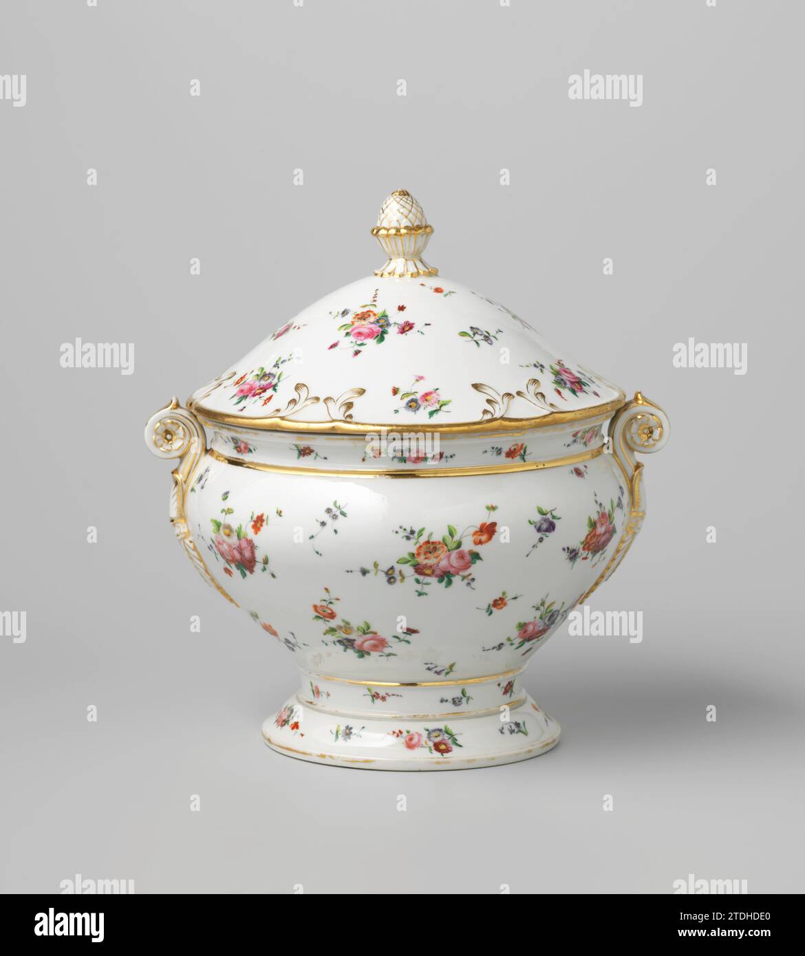 Umschlag eines Tureens mit Blumensträußen und Blumensprays, Fabriek Dominique Denuelle, um 1839 Umschlag einer Porzellanterrine, auf der Glasur in blau, rot, rosa, grün, gelb gemalt, lila, schwarz und Gold. Dekoriert mit Blumensträußen und bestreuten Blumen. Von der gelappten, goldenen Kante, modellierte Blattreben, mit Gold angedreht. Abdeckknopf in Form einer Zirbelsäule. Pariser Porzellan. Glasur. Goldmalerei/Vergoldung/Glasur einer Porzellanterrine, bemalt auf der Glasur in blau, rot, rosa, grün, gelb, lila, schwarz und Gold. Dekoriert mit Blumensträußen Stockfoto