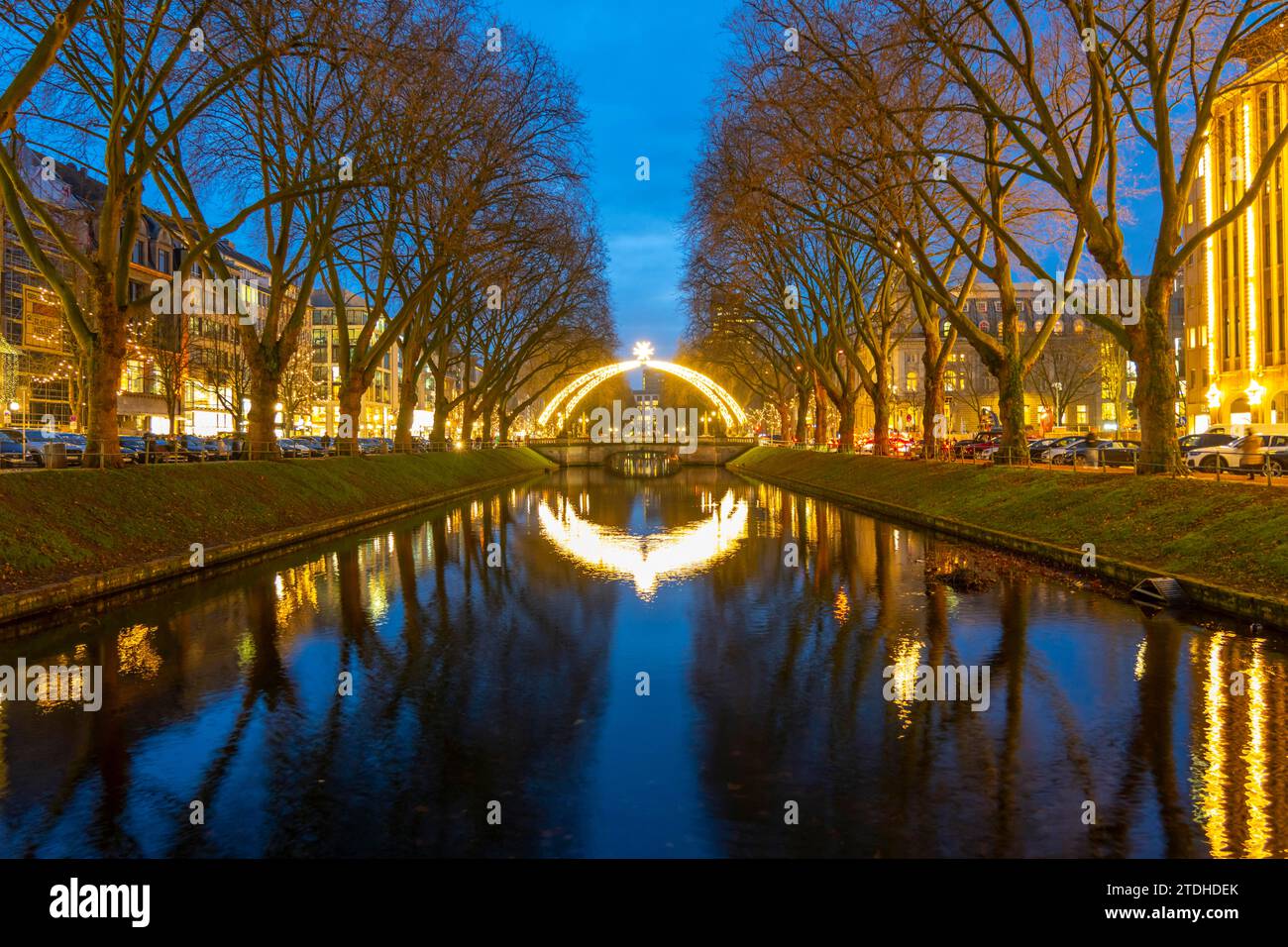 Weihnachtsmarkt, auf der Königsallee, Kö, Stadtgraben Teich