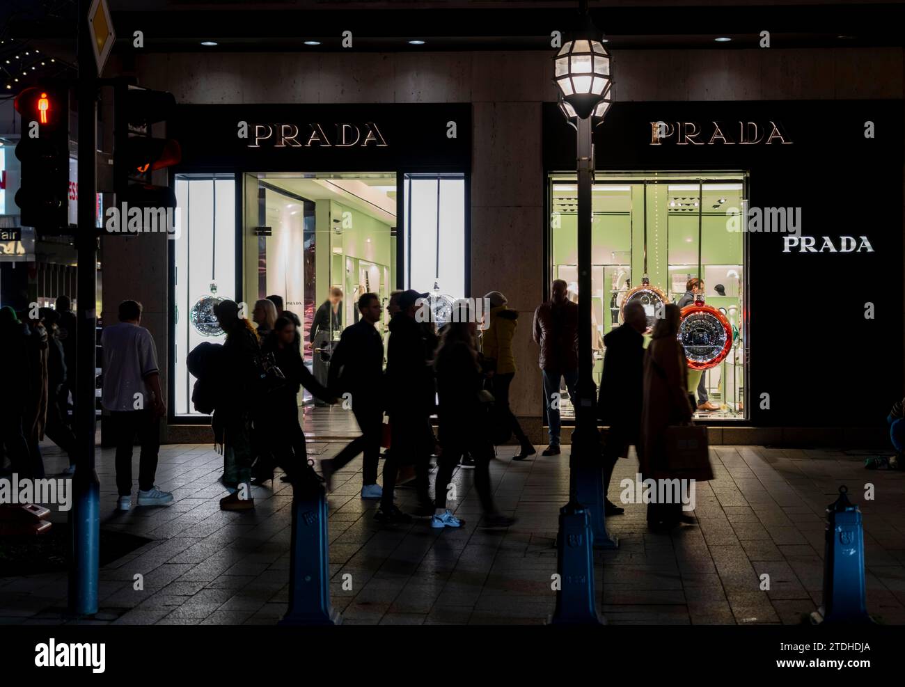 Weihnachtseinkauf auf der Königsallee, Weihnachtsbeleuchtung, Luxusgeschäfte, Prada, im Stadtzentrum von Düsseldorf, NRW, Deutschland Stockfoto