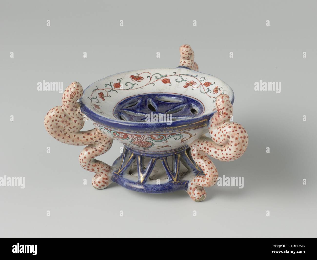 Parfümbrenner aus mehrfarbiger Faience, Anonym, ca. 1720 - ca. 1740 Parfümbrenner aus Faience. Mehrfarbig bemalt und mit drei Ohren in Form von Schlangen Delft. Parfümbrenner von Faience. Mehrfarbig bemalt und mit drei Ohren in Form von Schlangen Delft. Stockfoto