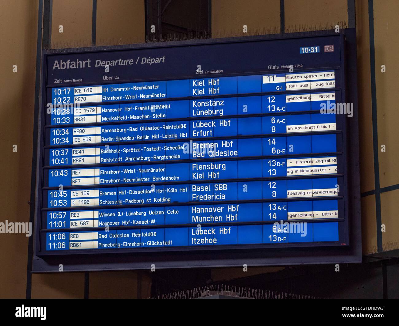 Abfahrt des Zuges im Hamburger Hauptbahnhof in Hamburg, Deutschland. Stockfoto
