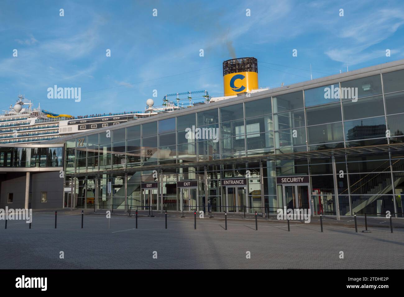 Das Kreuzfahrtterminal Ostseekai in Kiel, Deutschland mit dem Kreuzfahrtschiff Costa Firenze im Hafen. Stockfoto