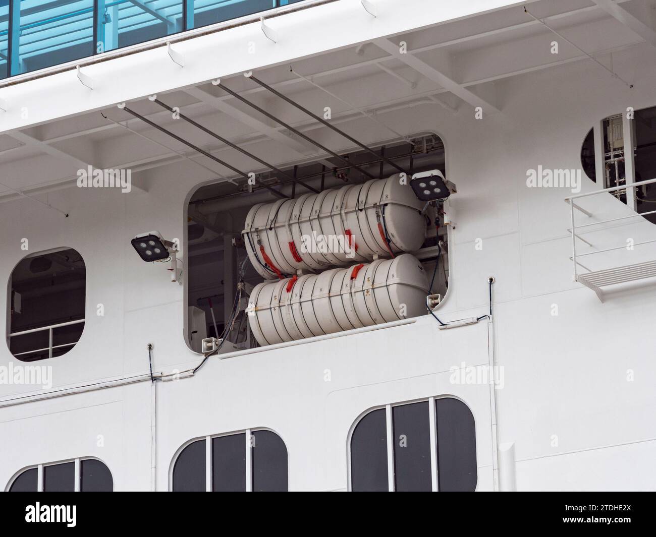 Ein Paar aufblasbarer Rettungsboote auf dem Kreuzfahrtschiff Costa Firenze, das im Kreuzfahrtterminal Ostseekai in Kiel, Deutschland, vor Anker liegt. Stockfoto