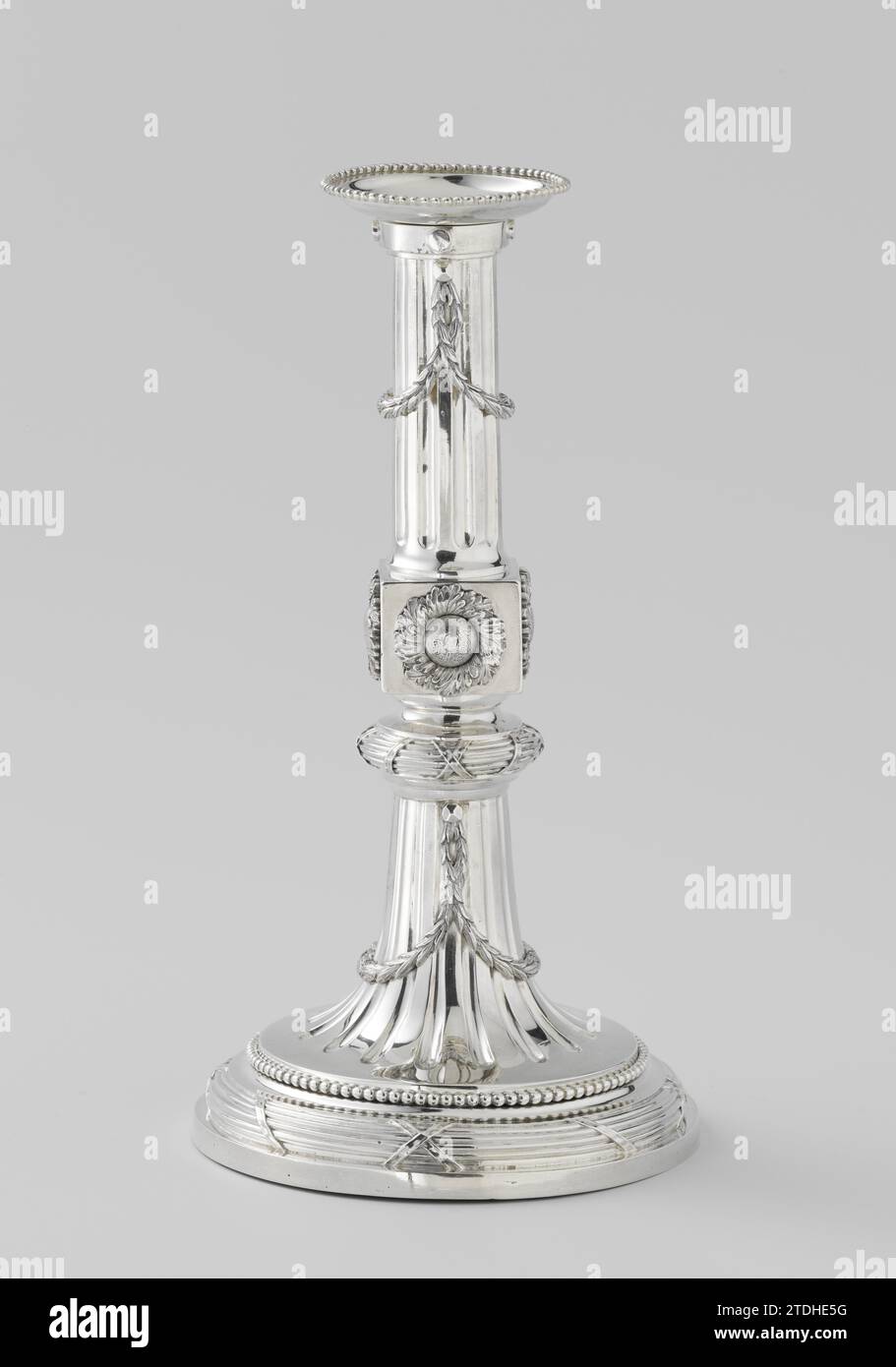 Vier Kerzenhalter, Cornelis Hendrik Bömcke (zugeschrieben), 1783–1784 die Kerzenhalter sind rund im Durchmesser. Der profilierte Fuß, der mit Phasen und einem Perlenrand verziert ist, liegt auf der rechten Flügelbasis. Darüber erhebt sich ein gewölbter, gescannter Abschnitt, der sich allmählich in den Stamm verwandelt und von einer Reihe von Profilen gekrönt wird, von denen das wichtigste mit Phasen verziert ist. Der würfelförmige Nodus zeigt auf jeder Seite eine Rosette und trägt die Oberseite des gescannten Stammes, gekrönt von einem glatten Band mit vier runden Köpfen. Die beiden gescannten Teile des Kofferraums sind Dekora Stockfoto Vier Kerzenhalter, Cornelis Hendrik Bömcke (zugeschrieben), 1783–1784 die Kerzenhalter sind rund im Durchmesser. Der profilierte Fuß, der mit Phasen und einem Perlenrand verziert ist, liegt auf der rechten Flügelbasis. Darüber erhebt sich ein gewölbter, gescannter Abschnitt, der sich allmählich in den Stamm verwandelt und von einer Reihe von Profilen gekrönt wird, von denen das wichtigste mit Phasen verziert ist. Der würfelförmige Nodus zeigt auf jeder Seite eine Rosette und trägt die Oberseite des gescannten Stammes, gekrönt von einem glatten Band mit vier runden Köpfen. Die beiden gescannten Teile des Kofferraums sind Dekora Stockfoto