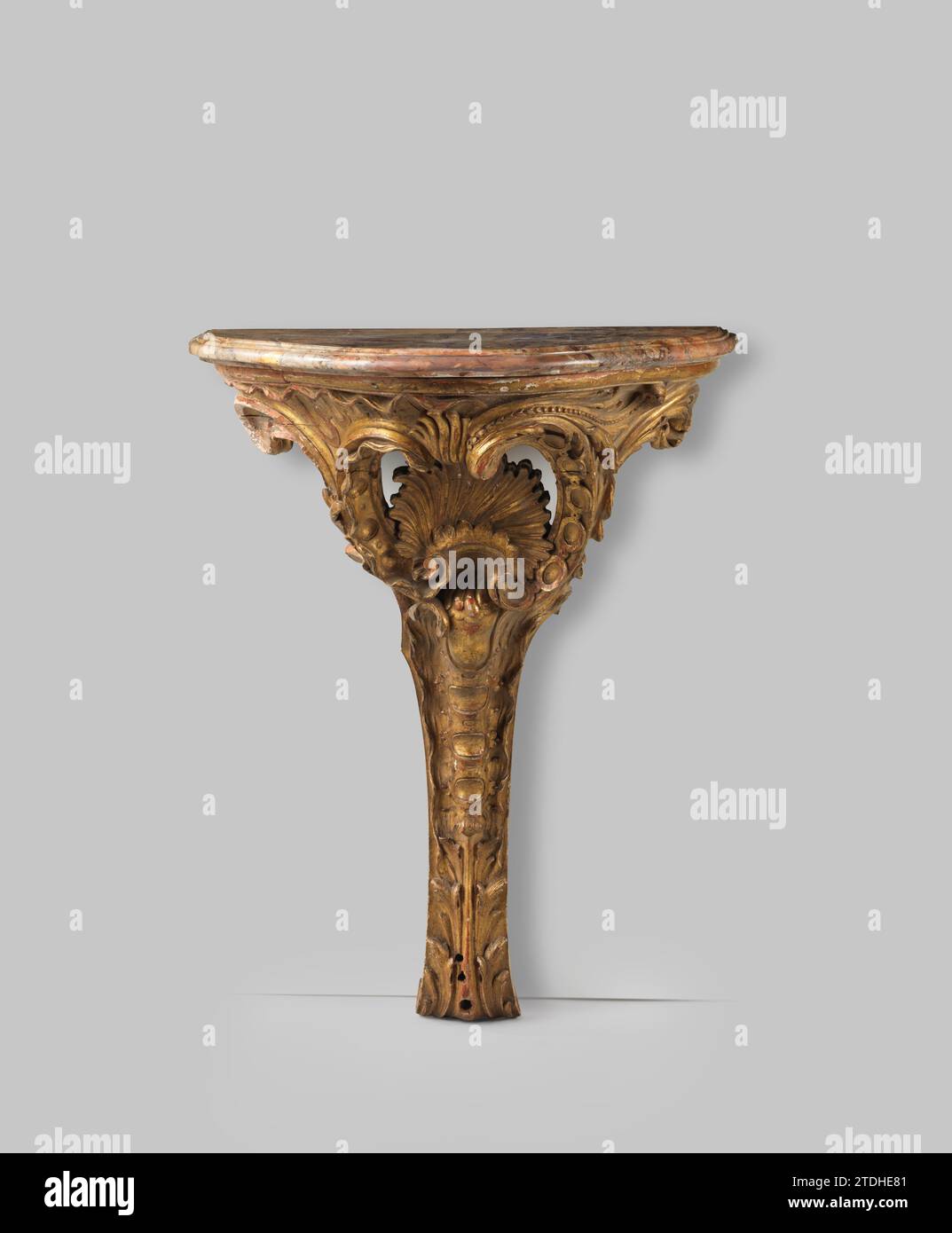 Tischplatte von Marmer, Anonym, 1750 Tischplatte aus rotem Marmor. Frankreich (möglicherweise)Deutschland (möglicherweise) Marmor (Felsen) Tischplatte aus rotem Marmor. Frankreich (evtl.)Deutschland (evtl.) Marmor (Gestein) Stockfoto