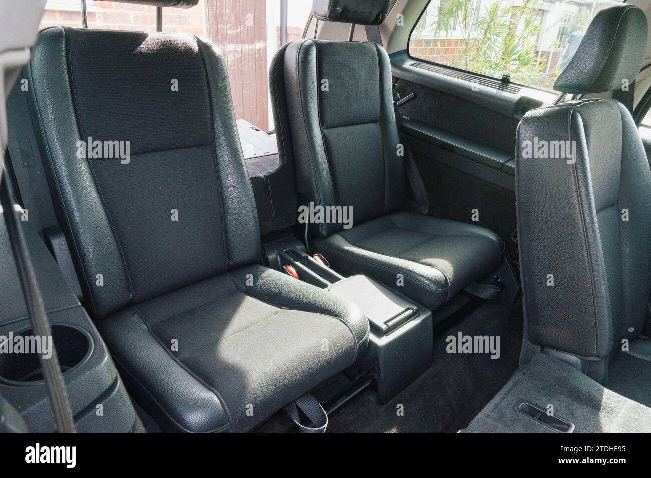 Fotos eines großen Geländewagens Volvo XC90, der auf einer britischen Vorstadteinfahrt geparkt ist Stockfoto