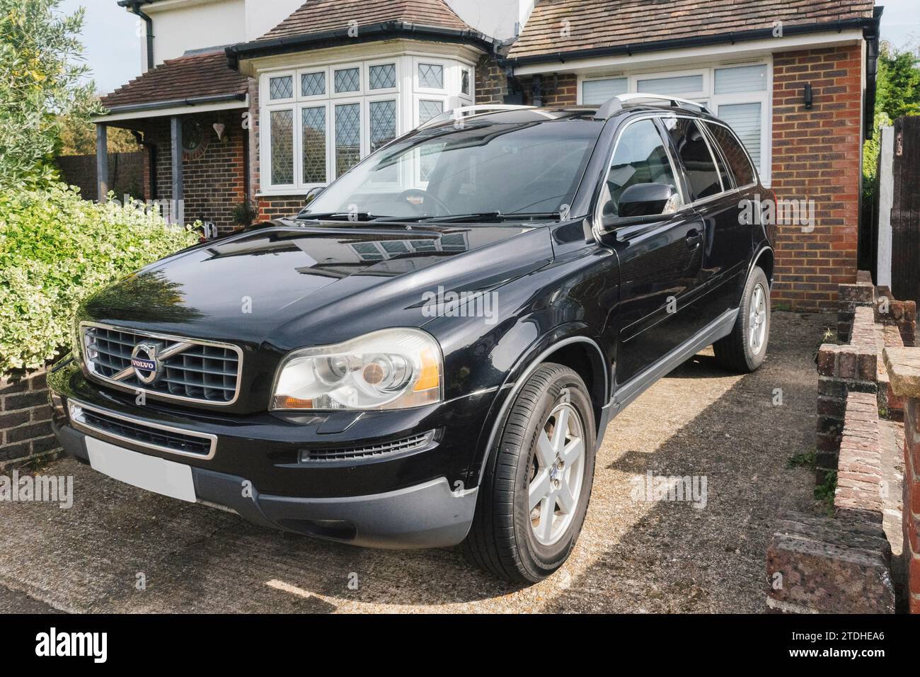 Fotos eines großen Geländewagens Volvo XC90, der auf einer britischen Vorstadteinfahrt geparkt ist Stockfoto