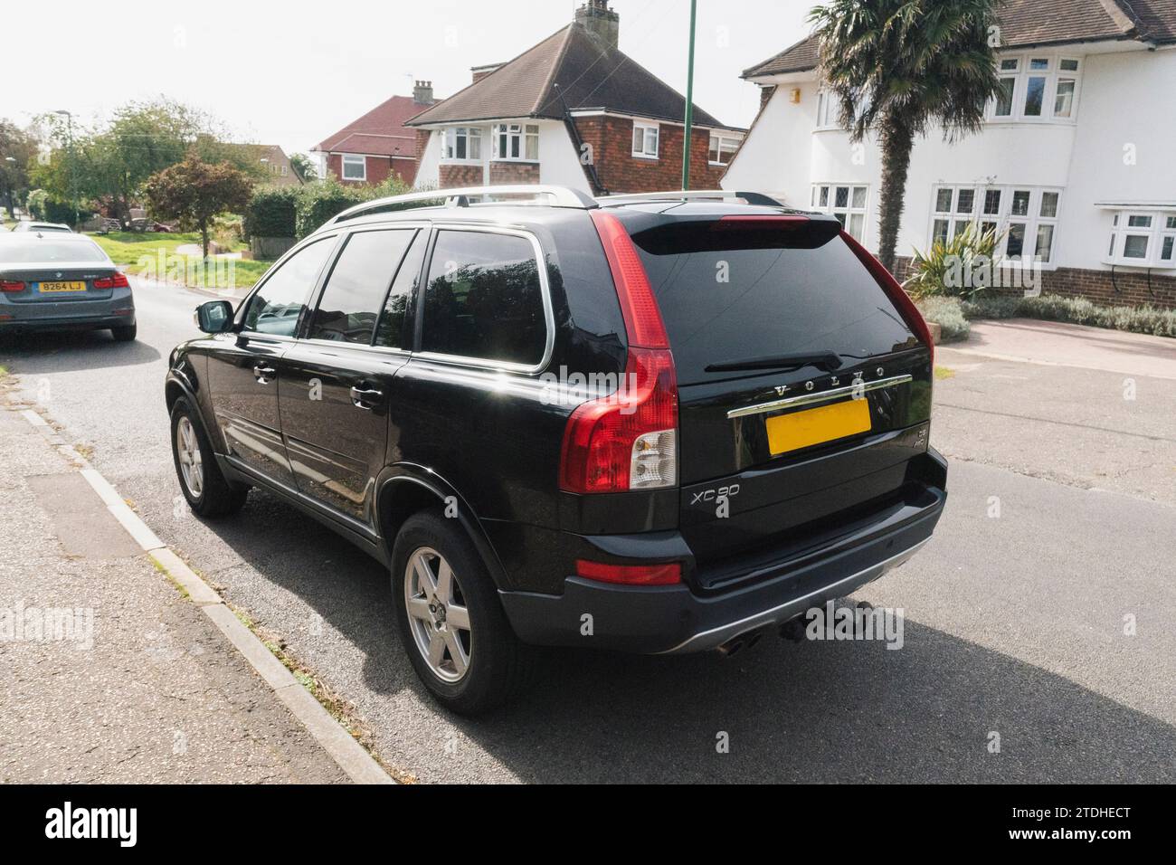 Fotos eines großen Geländewagens Volvo XC90, der auf einer britischen Vorstadteinfahrt geparkt ist Stockfoto