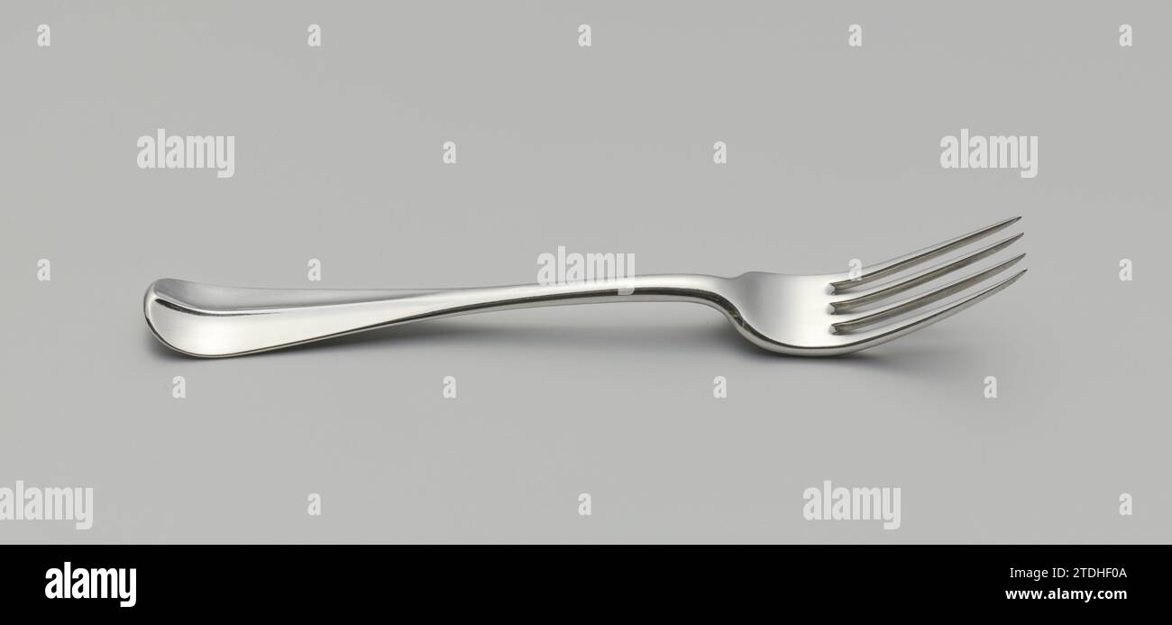 Vork van Zilver, Rudolphus Sondagh, 1789 Silbergabel, mit 4 Zähnen. Der flache, gekrümmte Schaft reicht bis zum abgerundeten Ende Rotterdam Silbergabel (Metall) aus Silber, mit 4 Zähnen. Der flache, gekrümmte Schaft reicht bis zum abgerundeten Ende Rotterdam Silber (Metall) Stockfoto