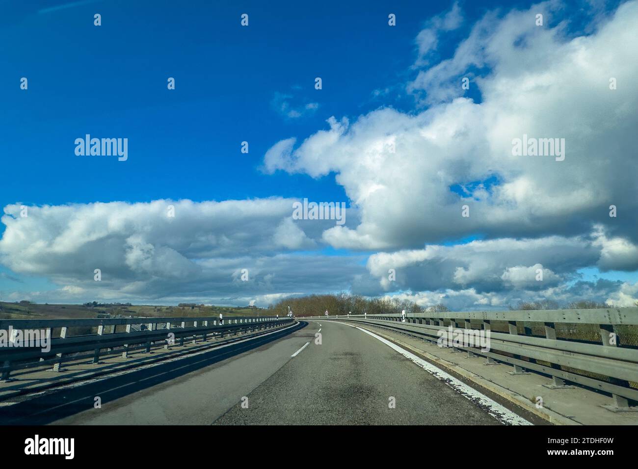 Fahrt durch eine wunderschöne Landschaft auf einer Autobahn in Süddeutschland Stockfoto