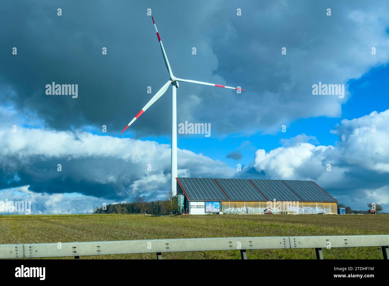 Fahrt durch eine wunderschöne Landschaft in Süddeutschland mit Windmühle und Brücke Stockfoto