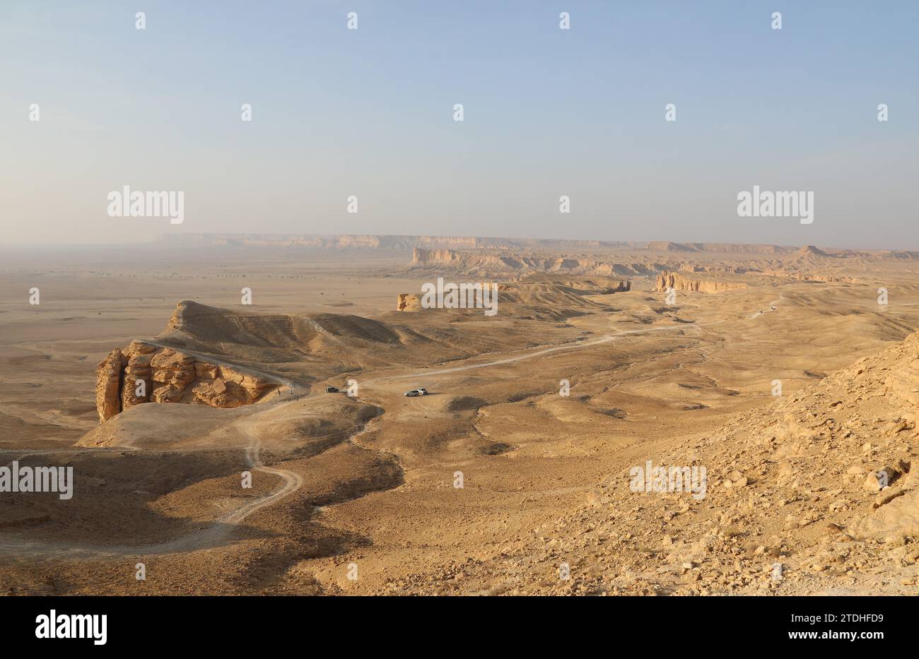 Touristen kommen zum Sonnenuntergang am Rand der Welt in der Wüste Saudi-Arabiens an Stockfoto