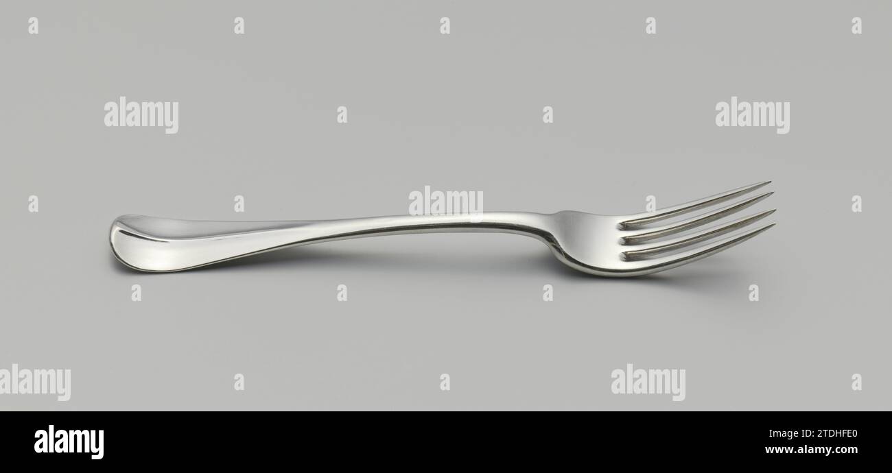 Vork van Zilver, Rudolphus Sondagh, 1789 Silbergabel, mit 4 Zähnen. Der flache, gekrümmte Schaft reicht bis zum abgerundeten Ende Rotterdam Silbergabel (Metall) aus Silber, mit 4 Zähnen. Der flache, gekrümmte Schaft reicht bis zum abgerundeten Ende Rotterdam Silber (Metall) Stockfoto