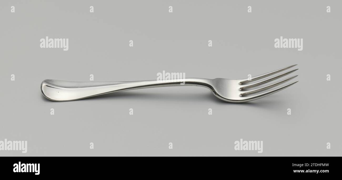 Vork van Zilver, Rudolphus Sondagh, 1789 Silbergabel, mit 4 Zähnen. Der flache, gekrümmte Schaft reicht bis zum abgerundeten Ende Rotterdam Silbergabel (Metall) aus Silber, mit 4 Zähnen. Der flache, gekrümmte Schaft reicht bis zum abgerundeten Ende Rotterdam Silber (Metall) Stockfoto
