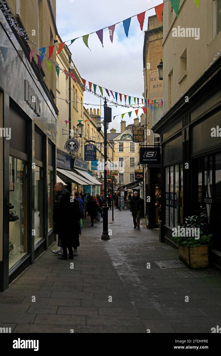 Enge Seitenstraßen und Geschäfte, Bath, England Dezember 2023. Northumberland Place. Stockfoto