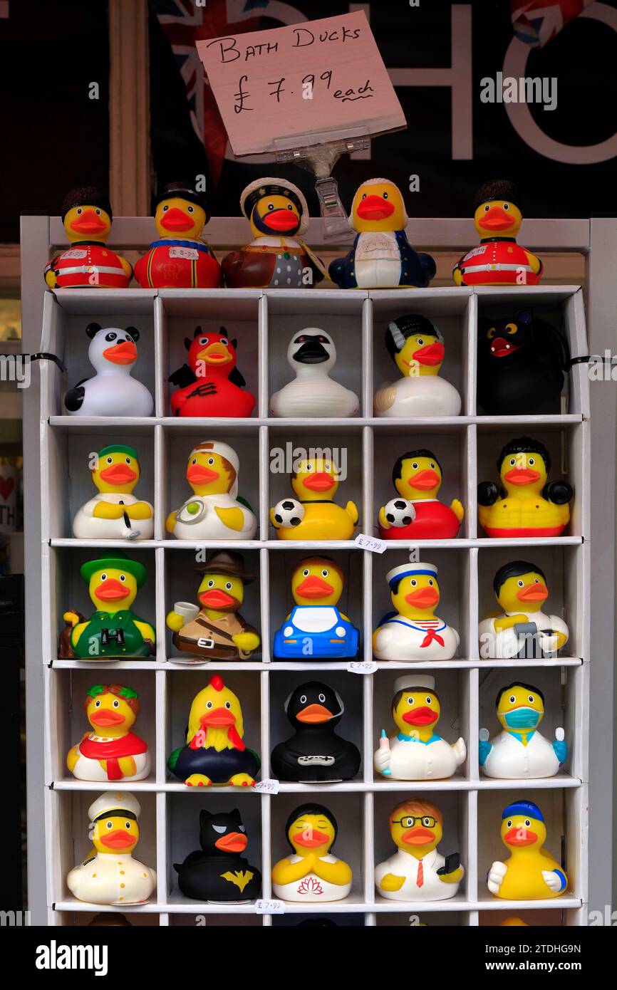 Verschiedene Charaktere von amüsanten Rubber Bath Ducks, in einem Souvenirladen im Stadtzentrum von Bath. Dezember 2023. Stockfoto