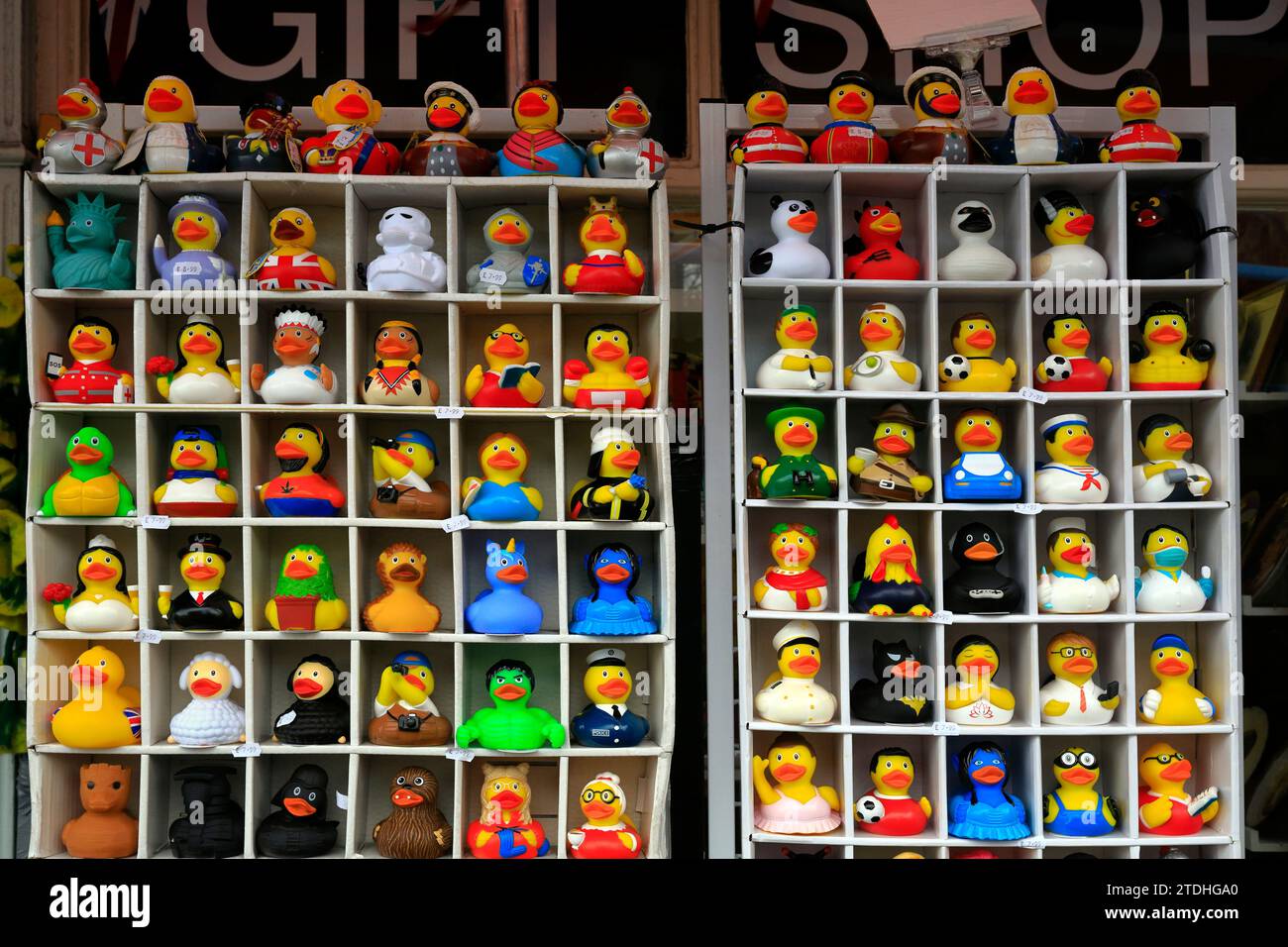 Verschiedene Charaktere von amüsanten Rubber Bath Ducks, in einem Souvenirladen im Stadtzentrum von Bath. Dezember 2023. Stockfoto