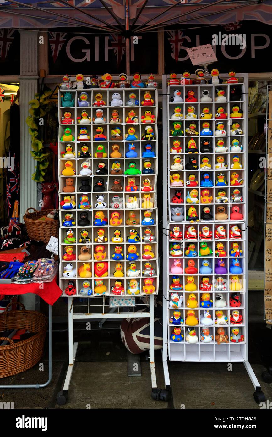 Verschiedene Charaktere von amüsanten Rubber Bath Ducks, in einem Souvenirladen im Stadtzentrum von Bath. Dezember 2023. Stockfoto