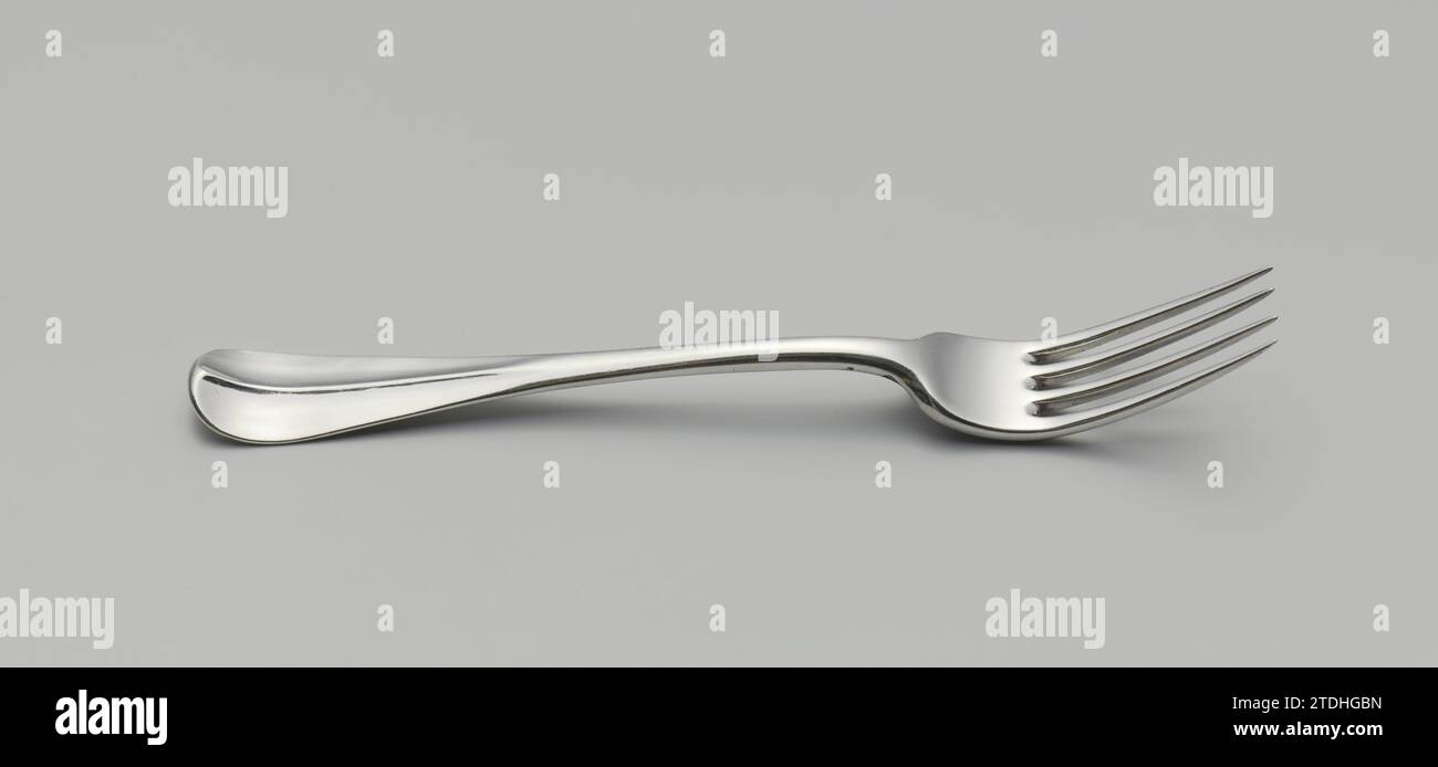 Vork van Zilver, Rudolphus Sondagh, 1789 Silbergabel, mit 4 Zähnen. Der flache, gekrümmte Schaft reicht bis zum abgerundeten Ende Rotterdam Silbergabel (Metall) aus Silber, mit 4 Zähnen. Der flache, gekrümmte Schaft reicht bis zum abgerundeten Ende Rotterdam Silber (Metall) Stockfoto