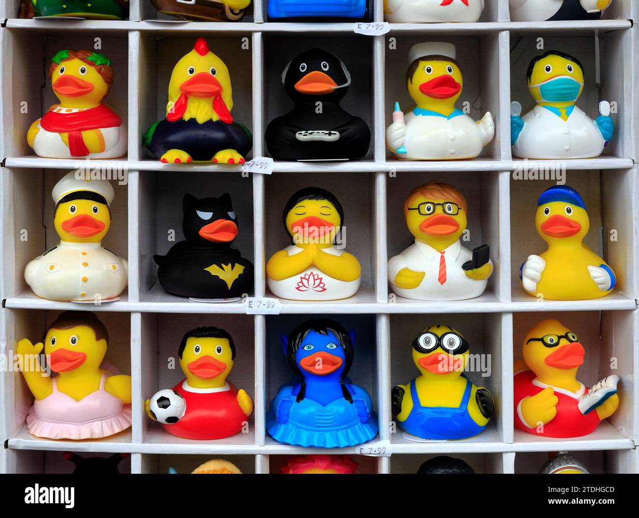 Verschiedene Charaktere von amüsanten Rubber Bath Ducks, in einem Souvenirladen im Stadtzentrum von Bath. Dezember 2023. Stockfoto