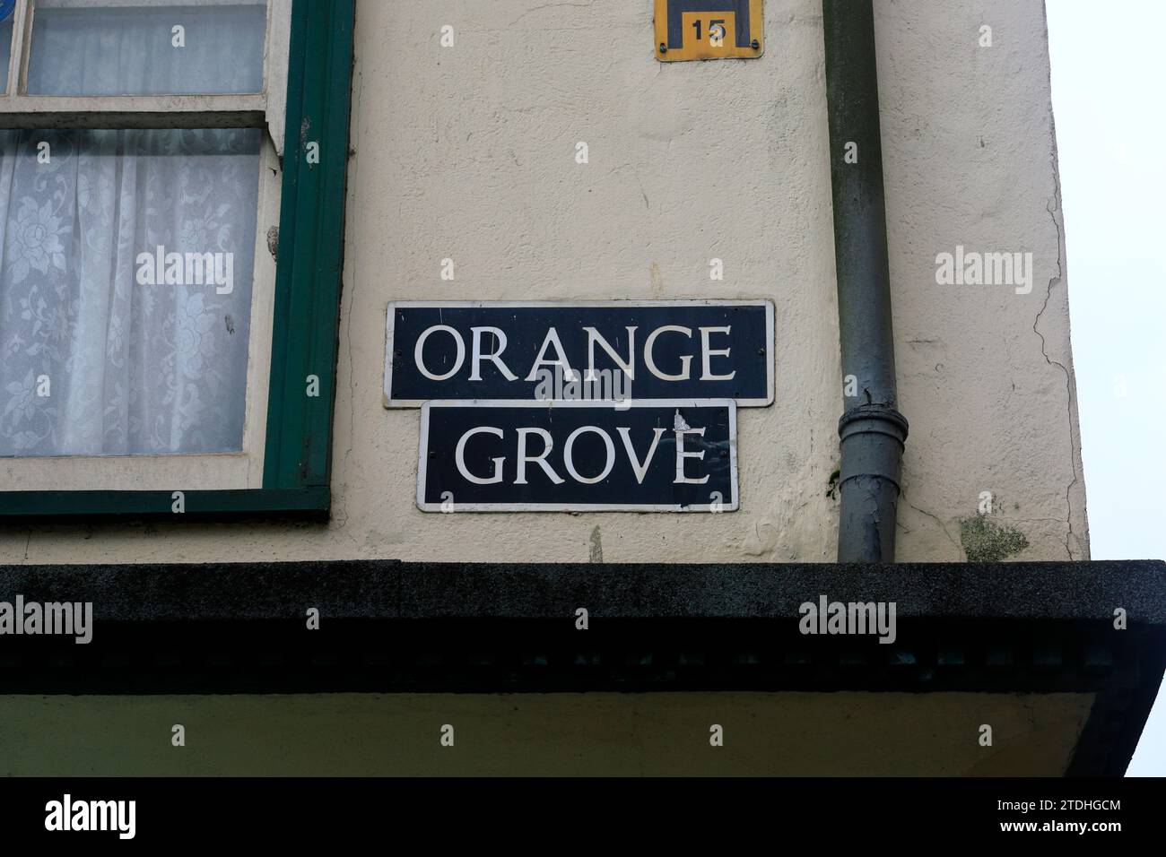 Straßenschild für Orange Grove an der Seite eines Gebäudes, Bath, Somerset, England. Dezember 2023 Stockfoto