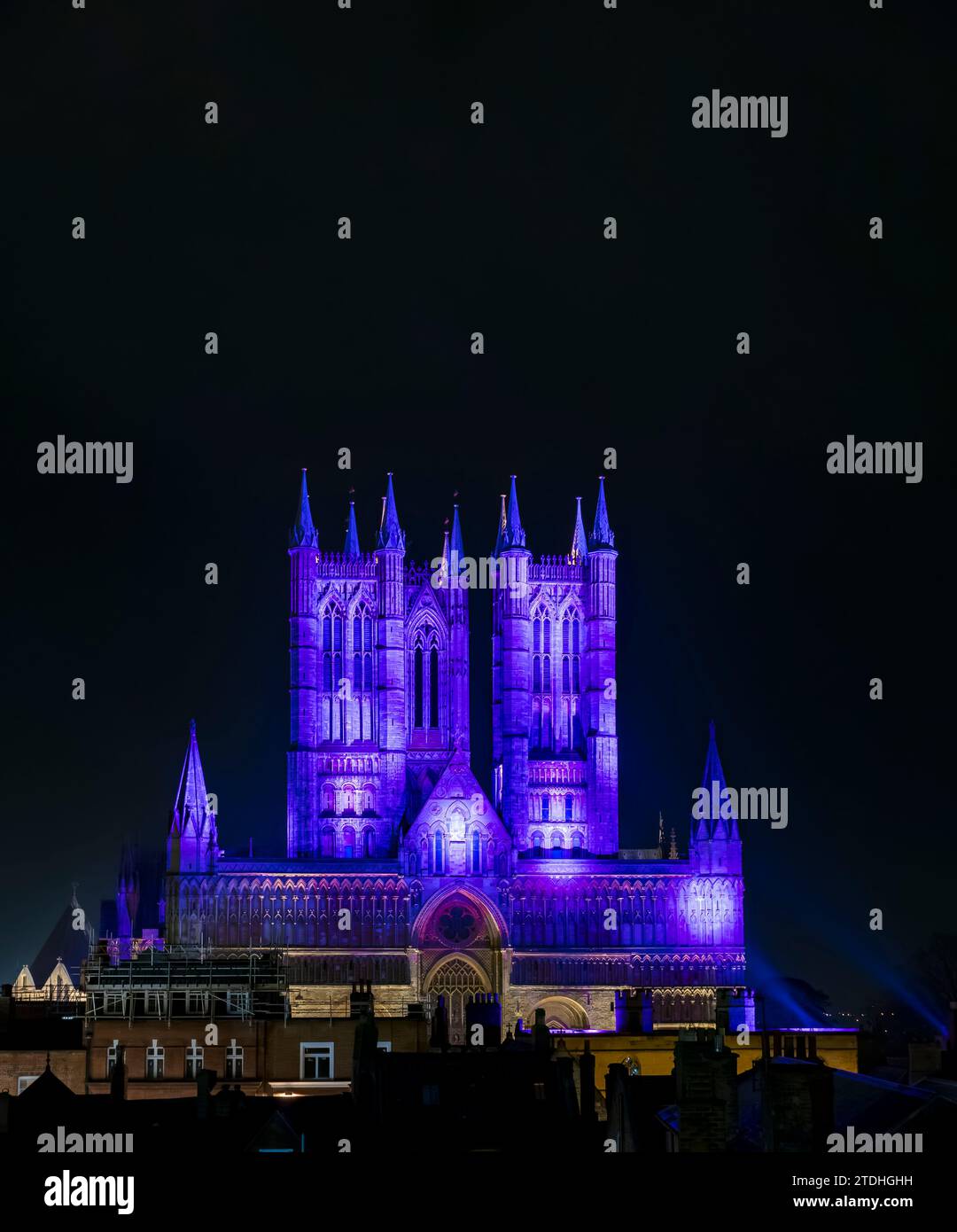 Beleuchtete Kathedrale vom Castle Wall Walk, Lincoln City, Lincolnshire, England, Großbritannien Stockfoto
