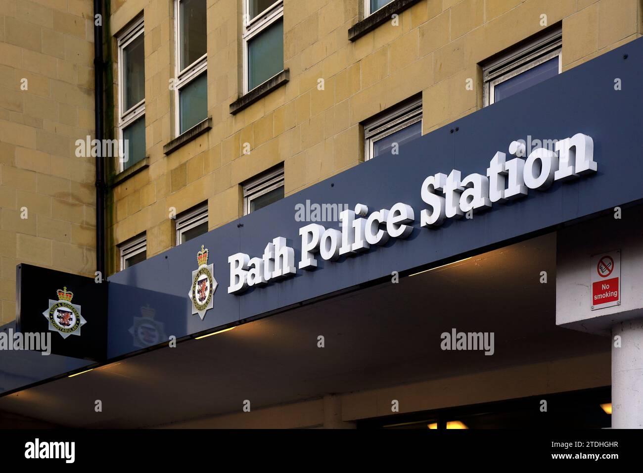 Schild der Bath Police Station, Bath, England. Dezember 2023 Stockfoto