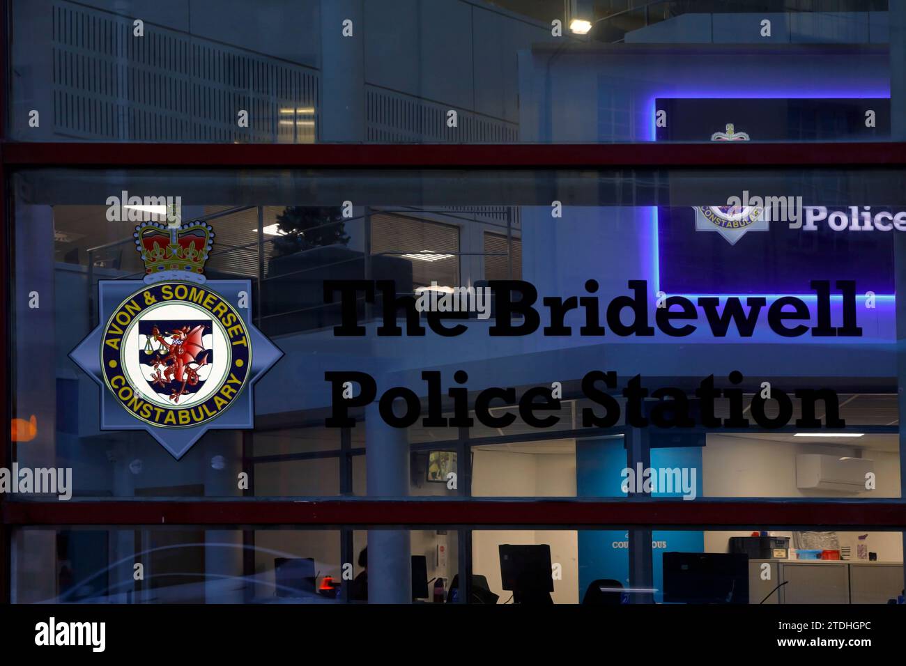 Die Polizeistation Bridewell, Bristol am Abend. Dezember 2023 Stockfoto