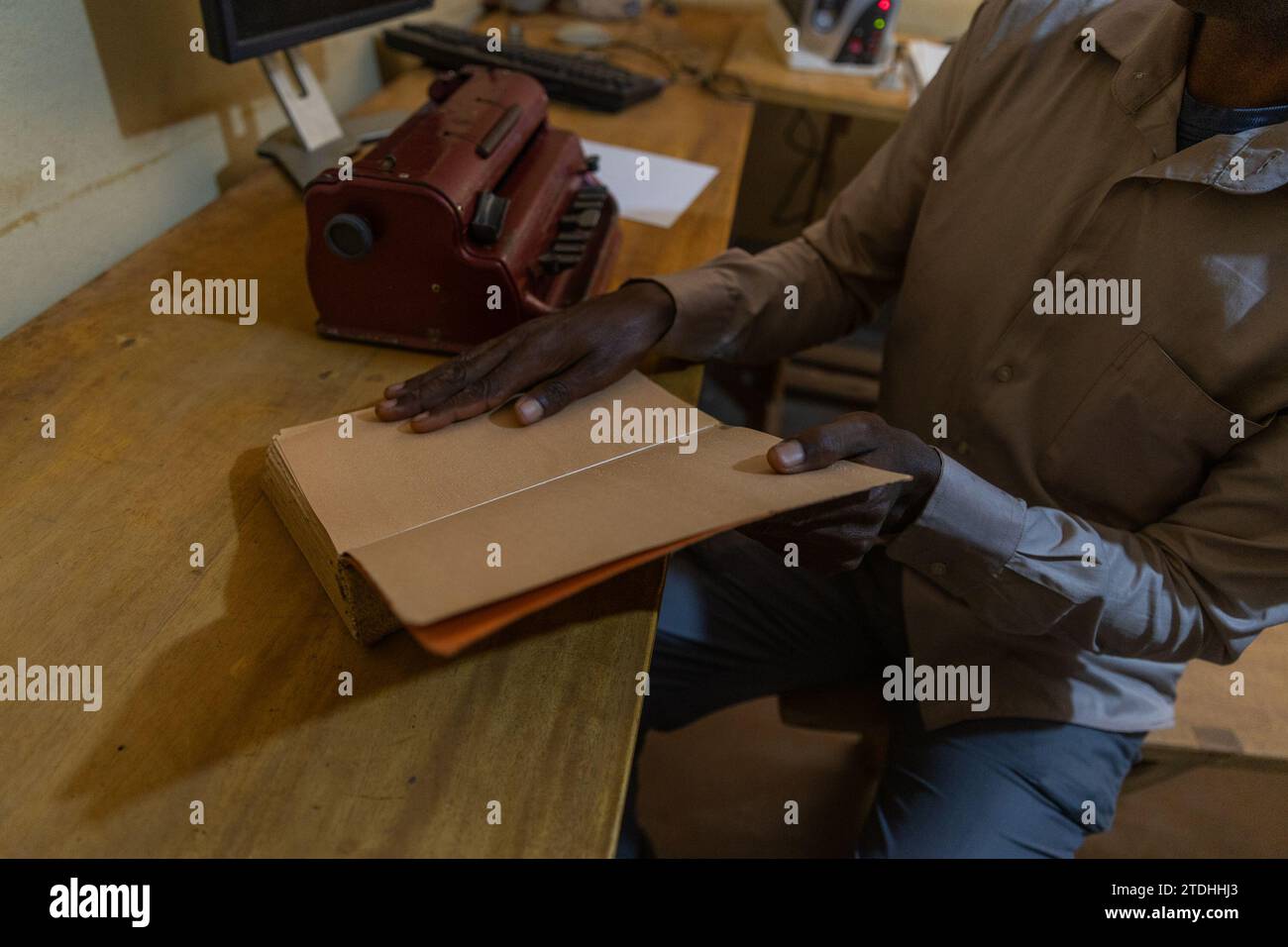 Nahaufnahme eines blinden Mannes mit brailleschrift auf dem Tisch: brailleschrift-Lesesitzung. Stockfoto