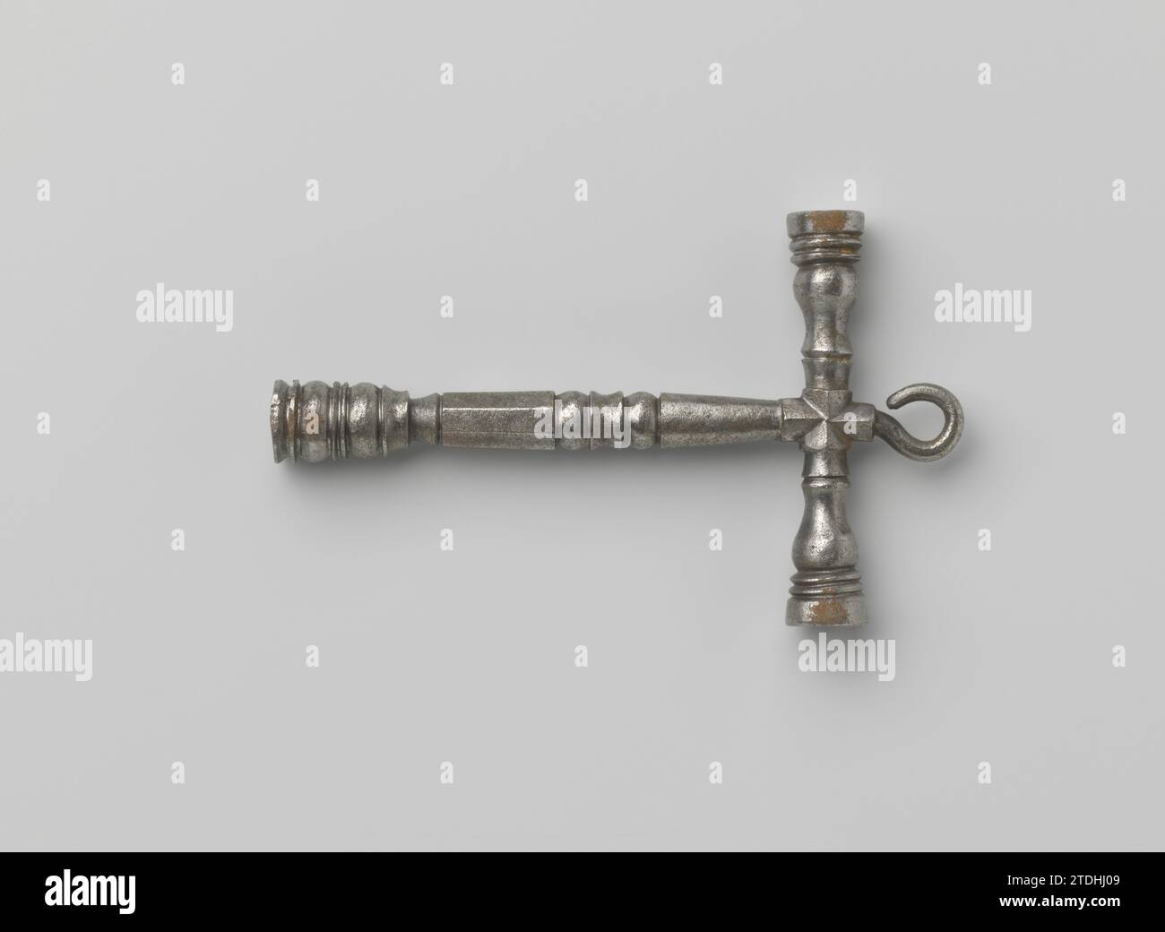 Schlüssel, 1800 - 2000 profilierter T-förmiger Schlüssel, mit einem Haken am oberen Ende Eisen (Metall) profilierter T-förmiger Schlüssel, mit einem Haken am oberen Ende Eisen (Metall) Stockfoto