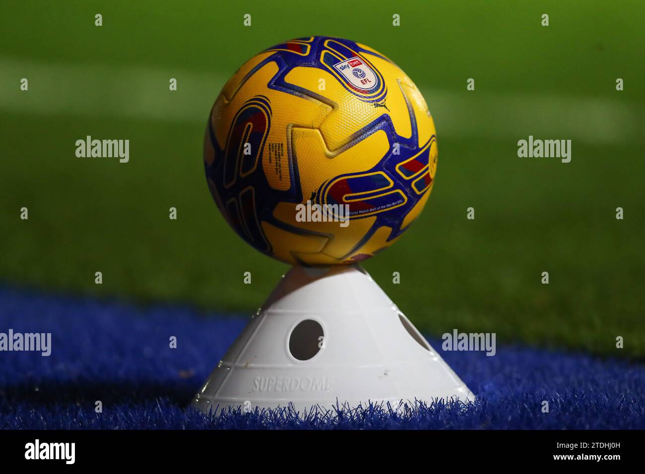 Ersatzball beim Sky Bet Championship Match Birmingham City gegen Leicester City in St Andrews, Birmingham, Großbritannien. Dezember 2023. (Foto: Gareth Evans/News Images) in, am 18.12.2023. (Foto: Gareth Evans/News Images/SIPA USA) Credit: SIPA USA/Alamy Live News Stockfoto