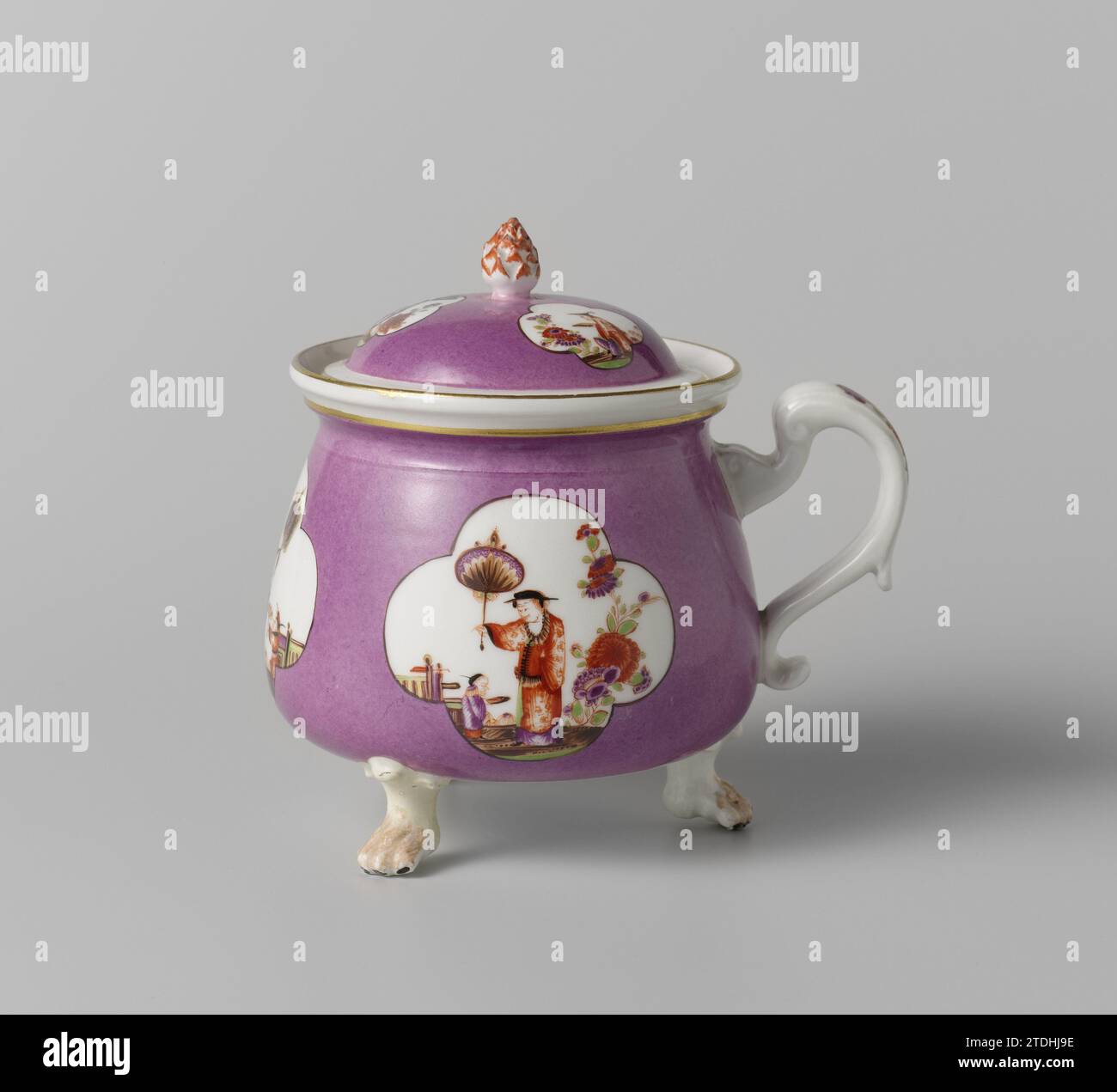 Zimmertopf mit Deckel, mehrfarbig bemalt mit Chinoiserien in gesicherten vier Durchgängen in violettem Schaft auf Subtotel, Meissener Porzellan Manufaktur, ca. 1730 - ca. 1735 Zimmertopf mit Deckel auf Porzellan-Basis. Der Topf befindet sich auf drei Klauenbeinen und ist fast vollständig mit einem violetten Brühe bedeckt. Im Stock und Deckel wurden drei vier Durchgänge gespeichert, in denen Konturchinoiserien aus einer oder zwei Figuren gemalt sind. Der Topf ist markiert. Schwimmender Porzellan-Roompot mit Deckel auf Porzellan-Basis. Der Topf befindet sich auf drei Klauenbeinen und ist fast vollständig mit einem violetten Brühe bedeckt. Drei Fou Stockfoto