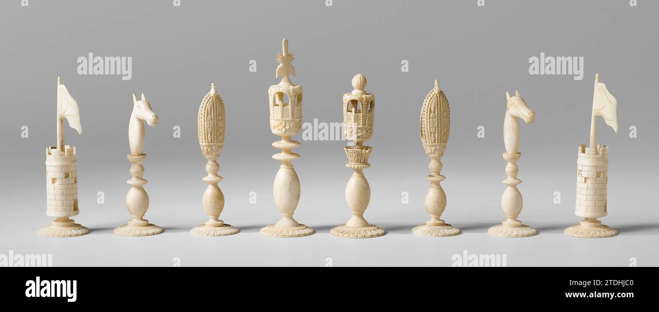 Schachspiel, weiße Stücke, anonym, 1800 - 1850 leichtes Elfenbeinschach. Die Stücke haben eine Vasenform mit einem runden, breiten Boden, der mit einem Palmenrand verziert ist. Der König und die Königin sind als eine Art Pavillon gestaltet, die Läufer als stilisierte Bischofsmijter, die Türme sind durch Türme mit Fahnen und die Pferde durch Pferdeköpfe dargestellt. Die Bauern haben eine Vasenform mit einer Flamme. Canton Elfenbeinschach aus Elfenbein. Die Stücke haben eine Vasenform mit einem runden, breiten Boden, der mit einem Palmenrand verziert ist. Der König und die Königin sind als eine Art Pavillon gestaltet, die Läufer als stilisierte Bish Stockfoto