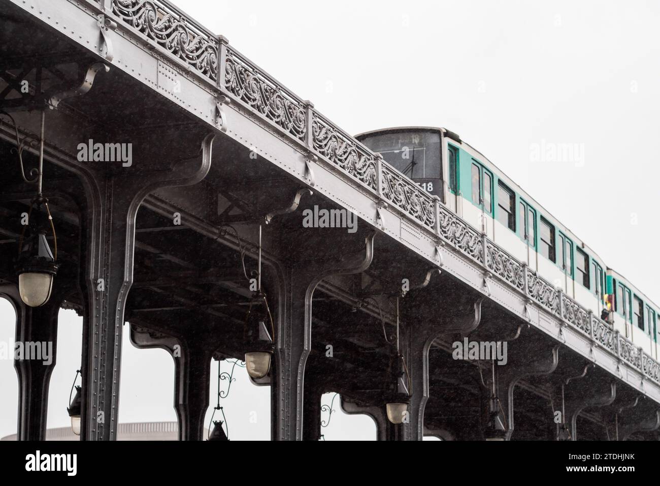 Foto eines U-Bahn-Zuges der Linie 6, der im Regen über die Bir Hakeim-Brücke in Paris - Frankreich fährt Stockfoto